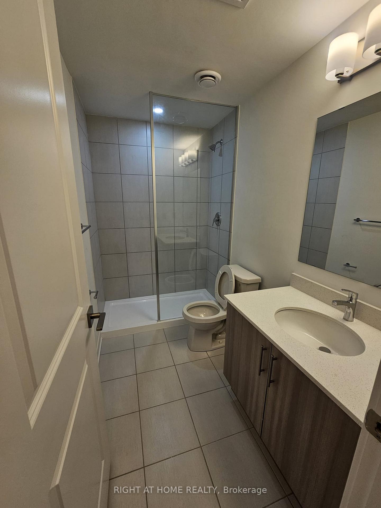 3 Bedrooms Condo at 4017 Hickory, Mississauga For sale