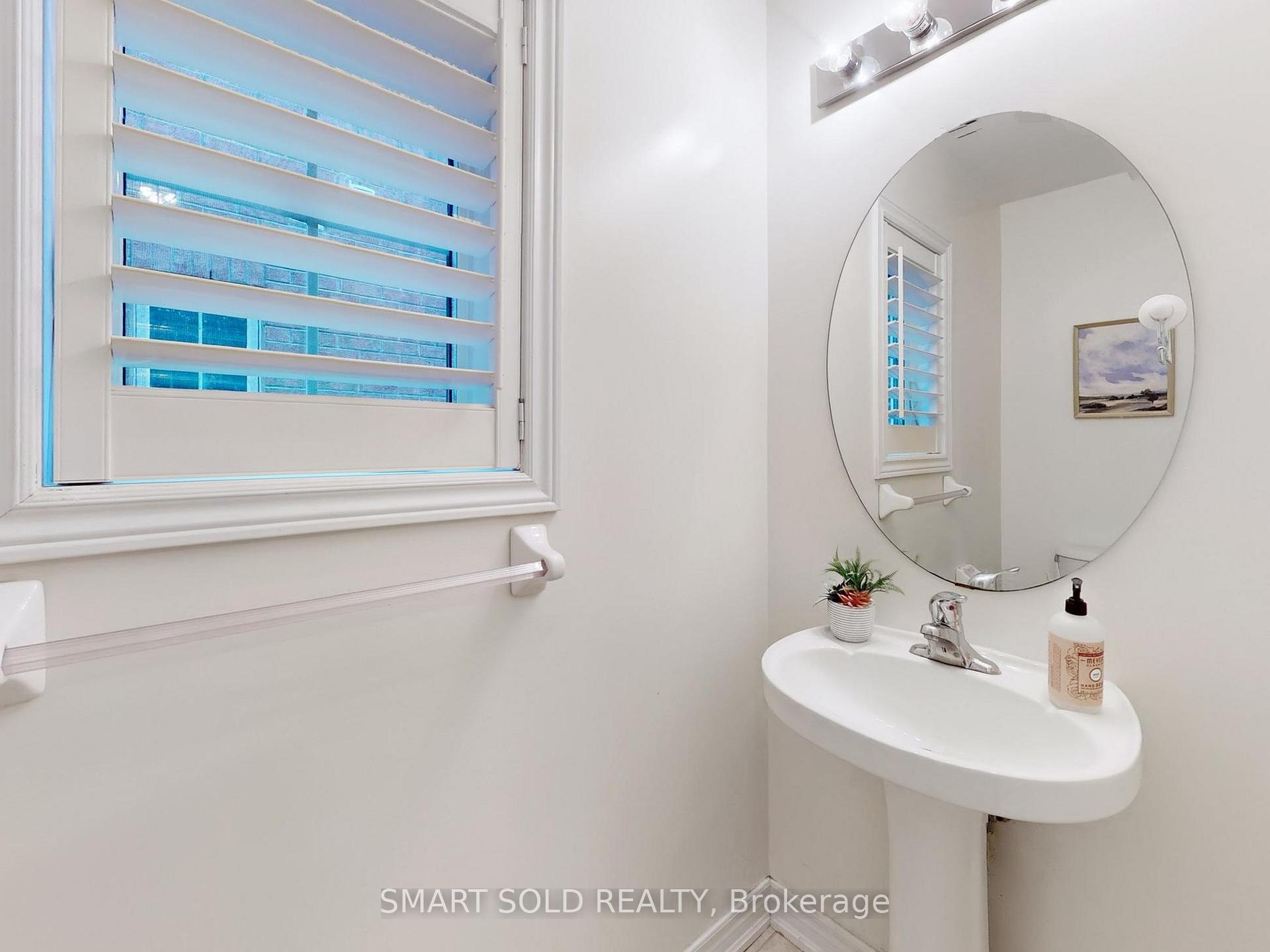 4 Bedrooms Condo at 230 Paisley, Mississauga For sale