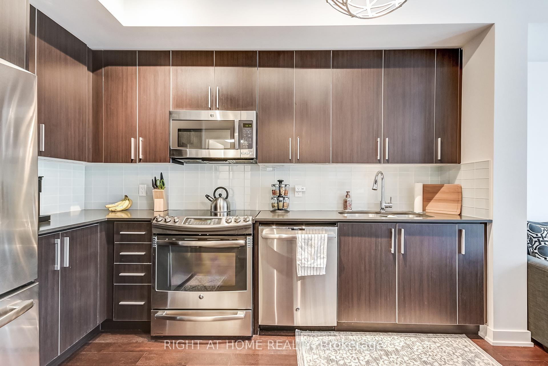 2 Bedrooms Condo at 2212 Lake Shore, Toronto For sale