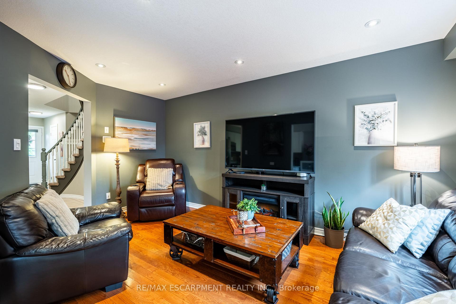 3 Bedrooms Condo at 1461 Upper Gage, Hamilton For sale