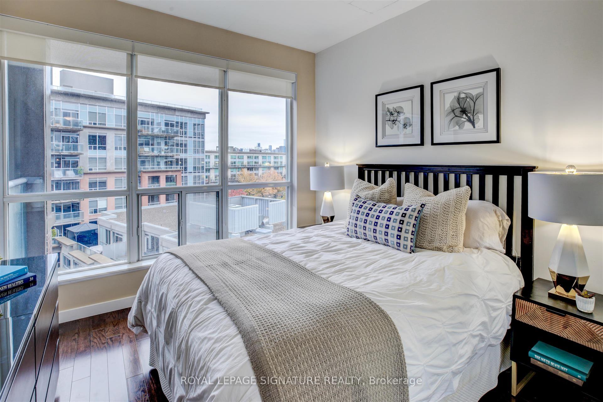 2 Bedrooms Condo at 1 Shaw, Toronto For sale