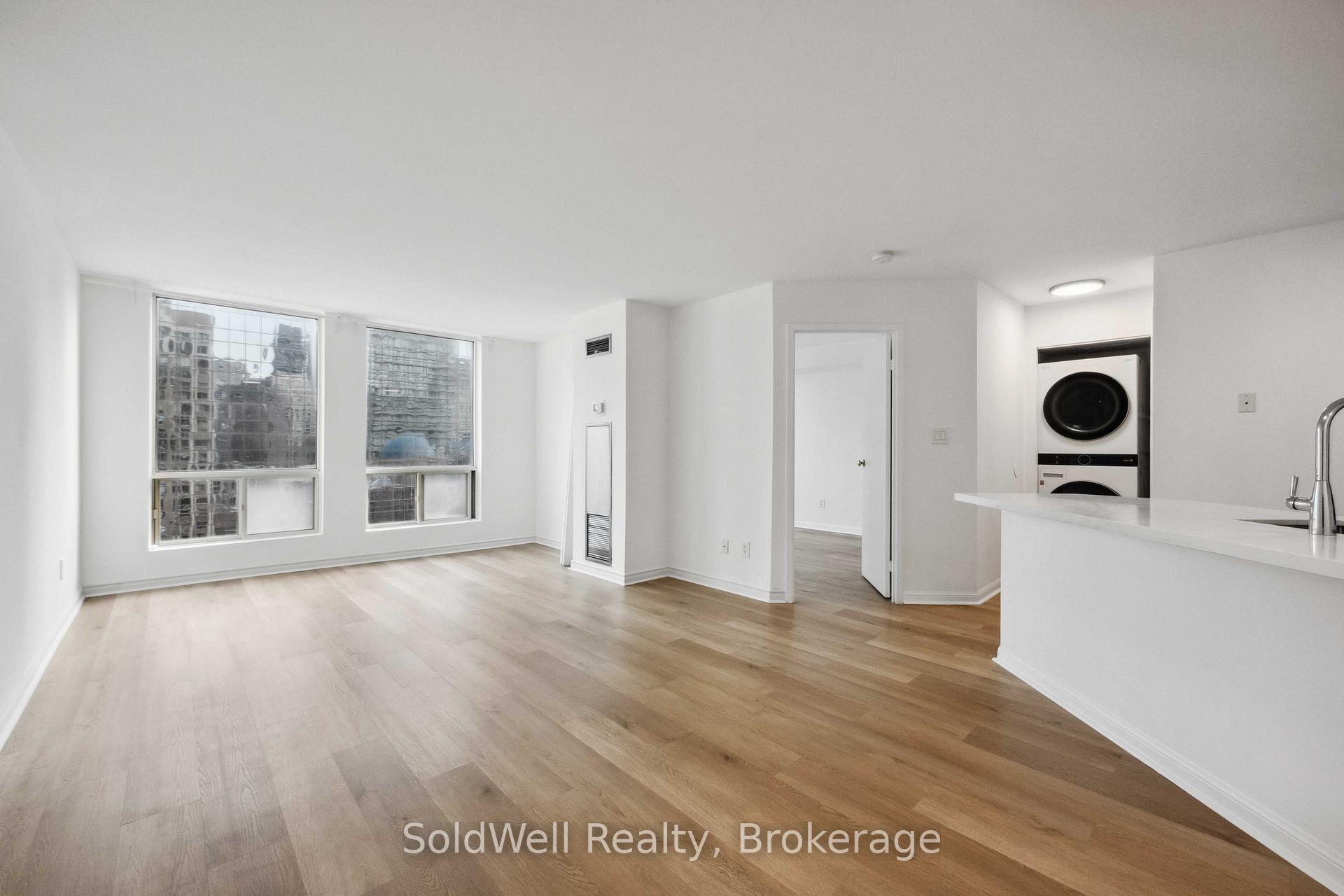 2 Bedrooms Condo at 25 Grenville,  Toronto For sale