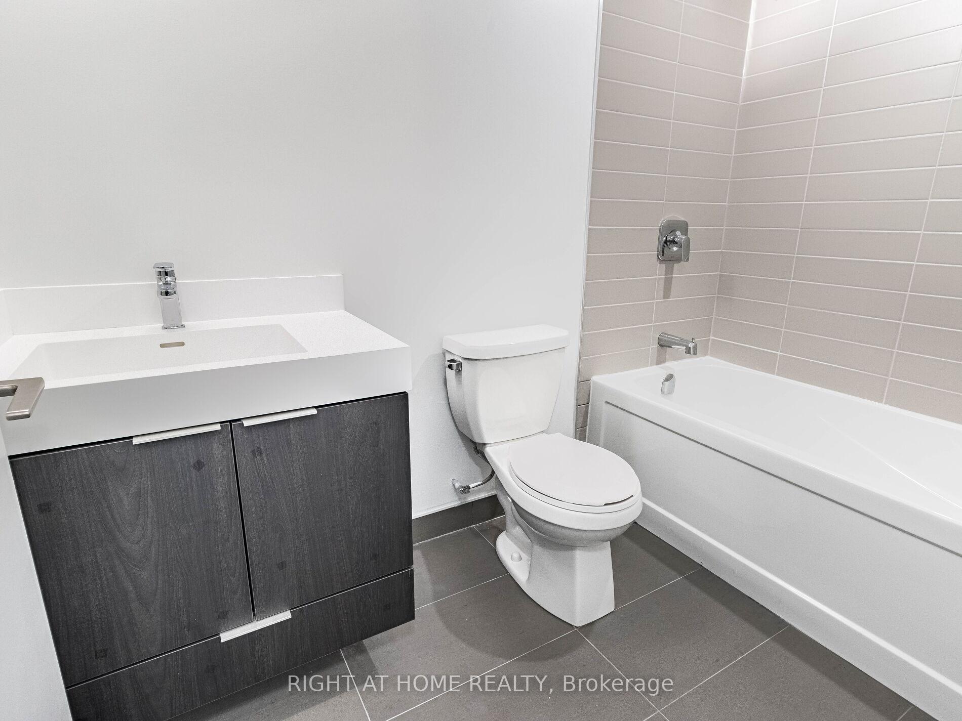 2 Bedrooms Condo at 5 maryport, Toronto For sale