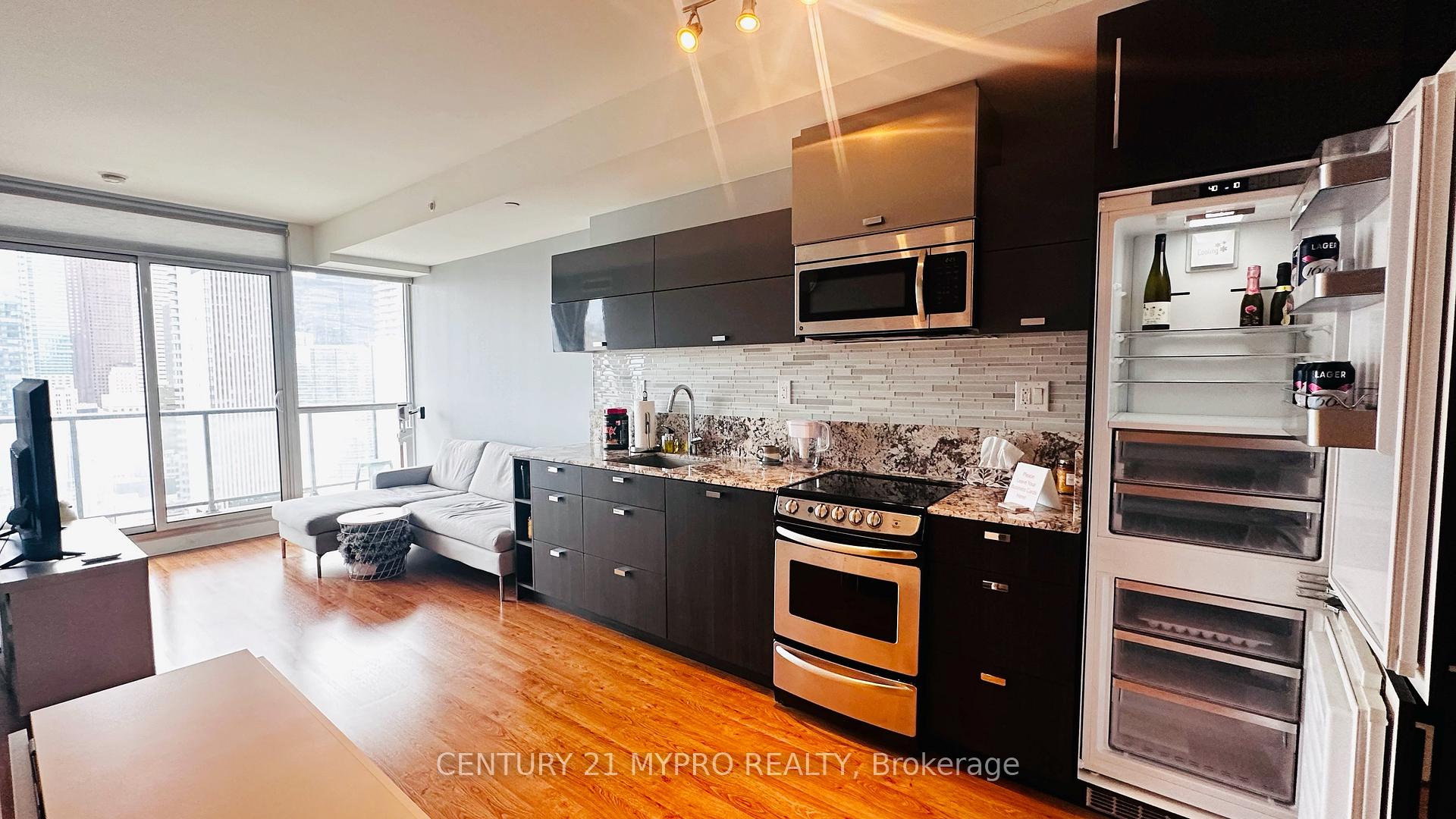 2 Bedrooms Condo at 290 Adelaide,  Toronto For sale