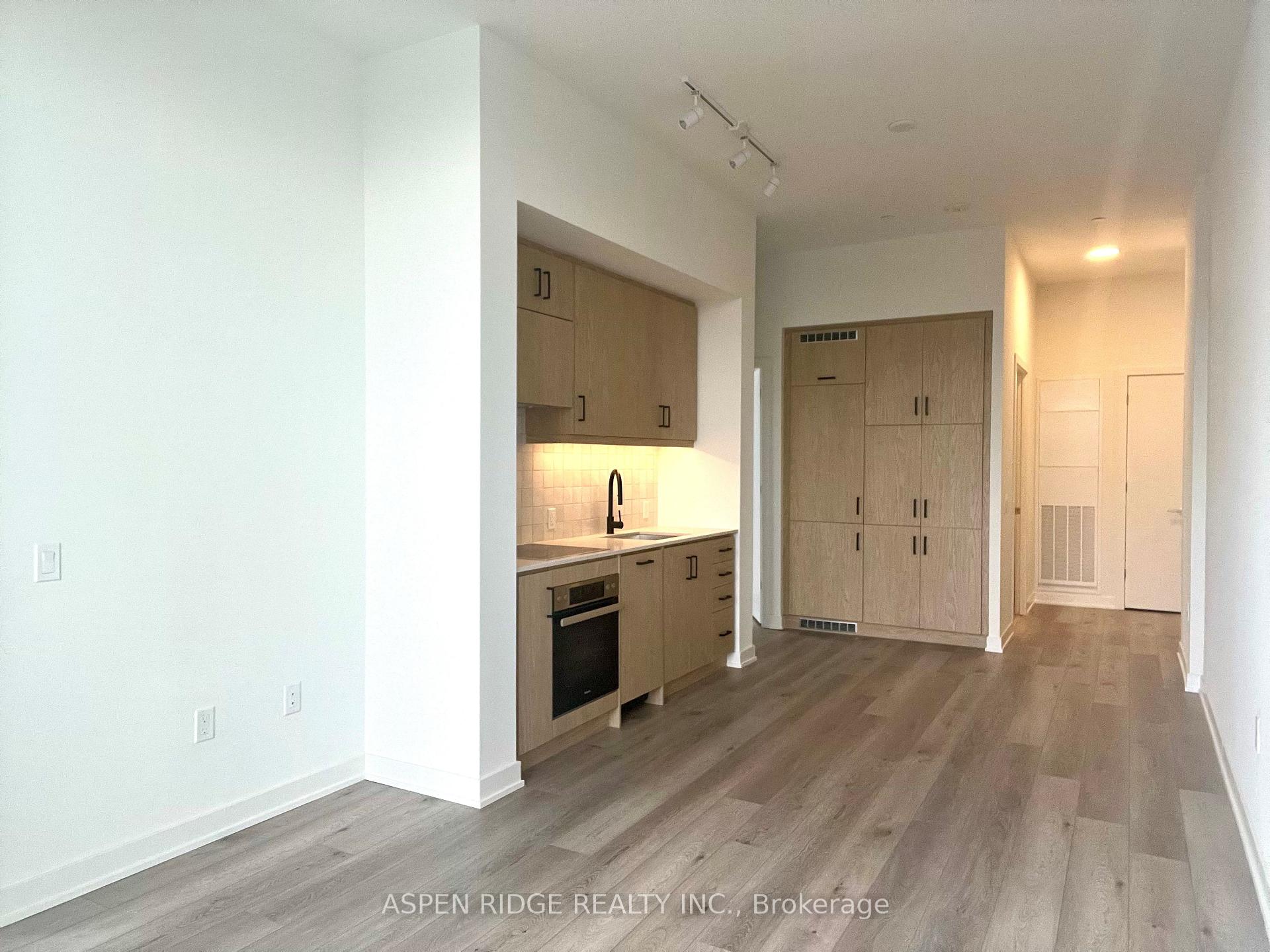 3 Bedrooms Condo at 9 TECUMSETH,  Toronto For sale
