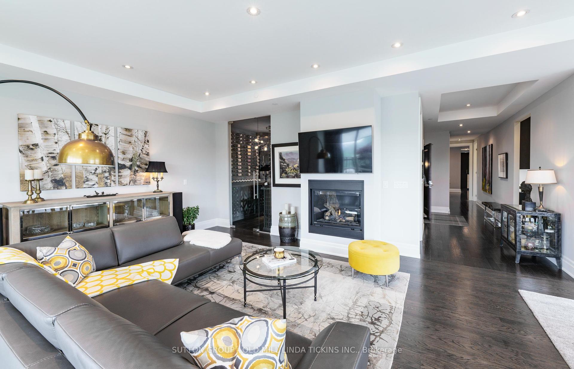 2 Bedrooms Condo at 30 Old Mill, Toronto For sale
