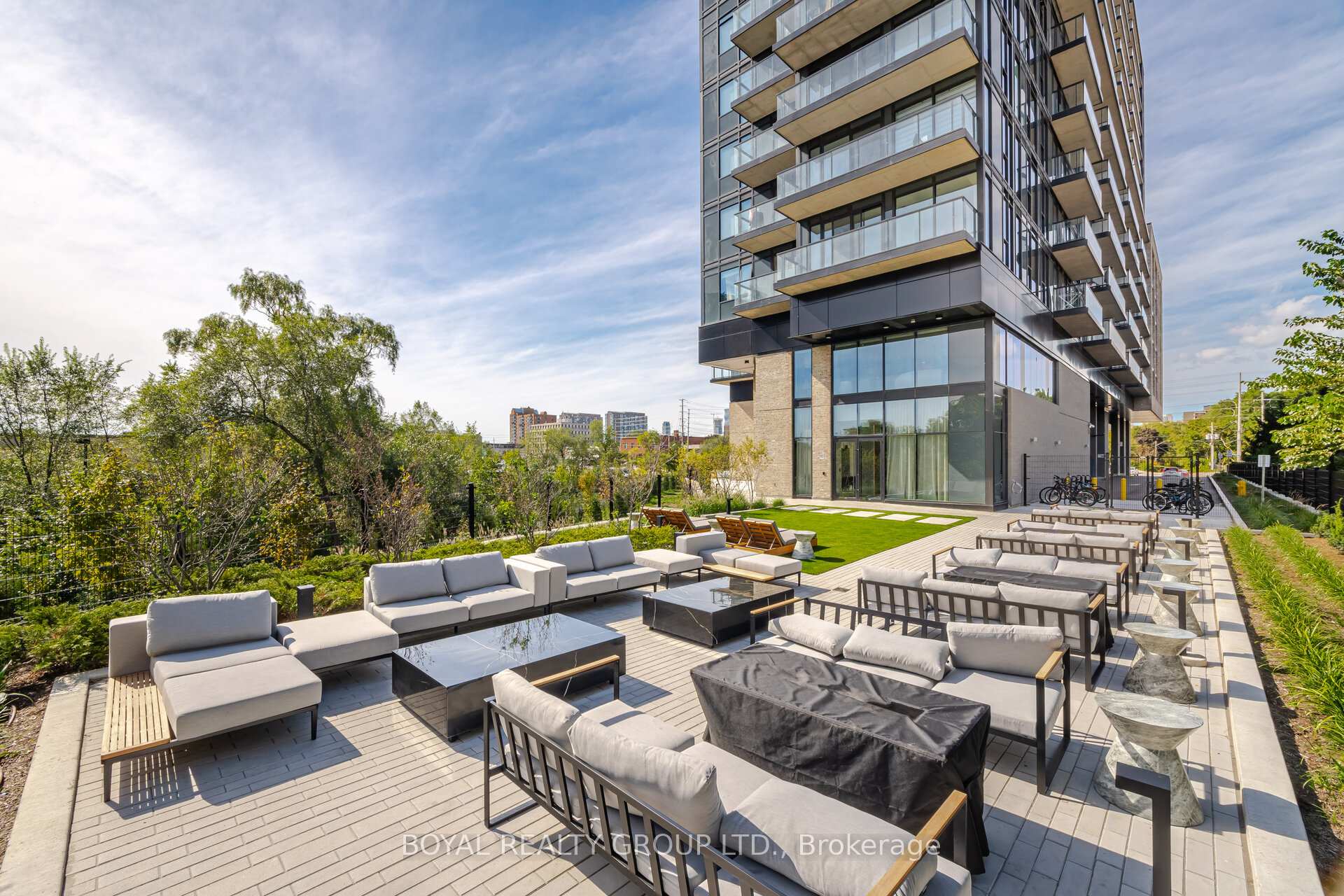2 Bedrooms Condo at 86 Dundas, Mississauga For sale
