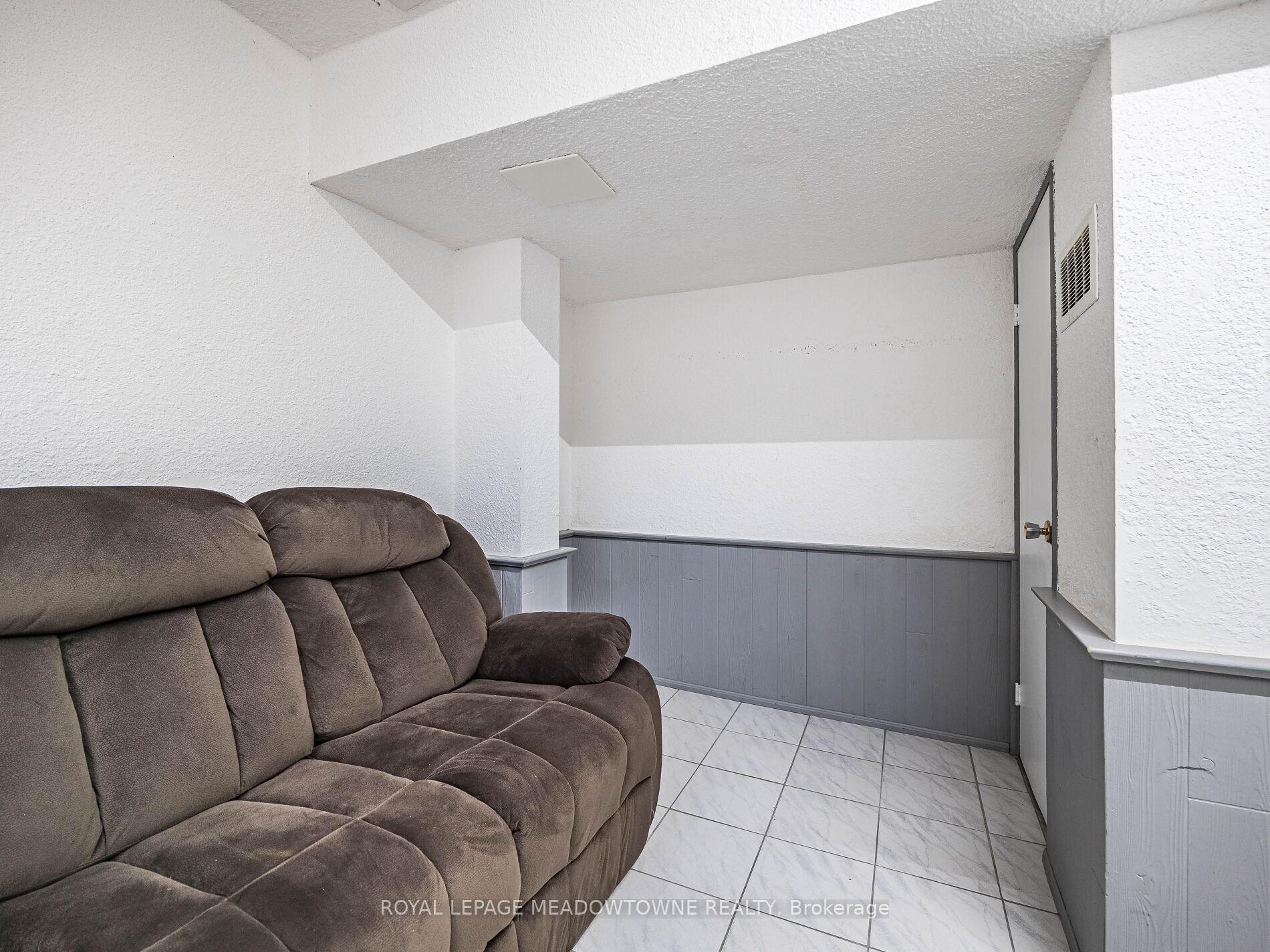 3 Bedrooms Condo at 6780 Formentera, Mississauga For sale