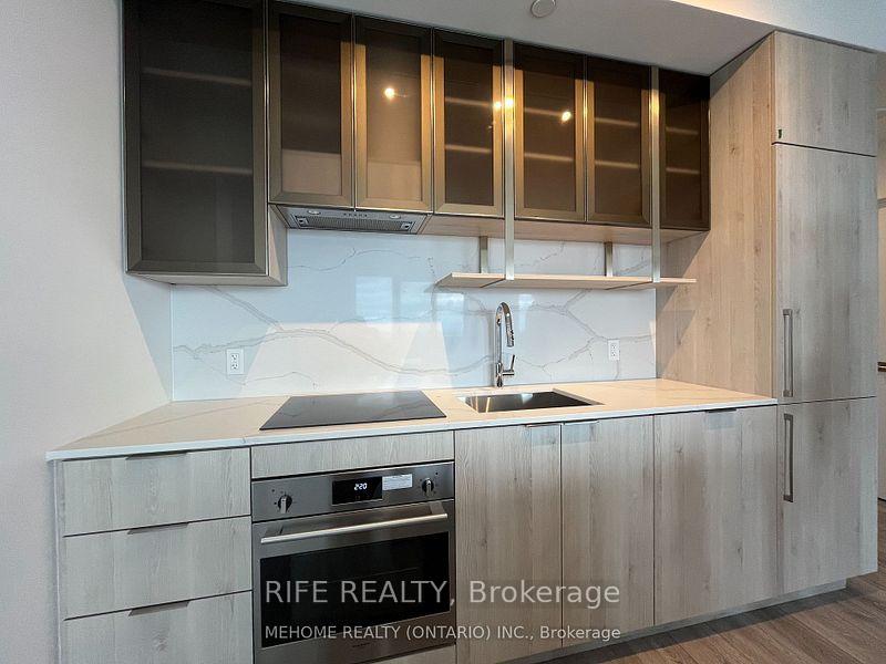 3 Bedrooms Condo at 15 Holmes, Toronto For sale