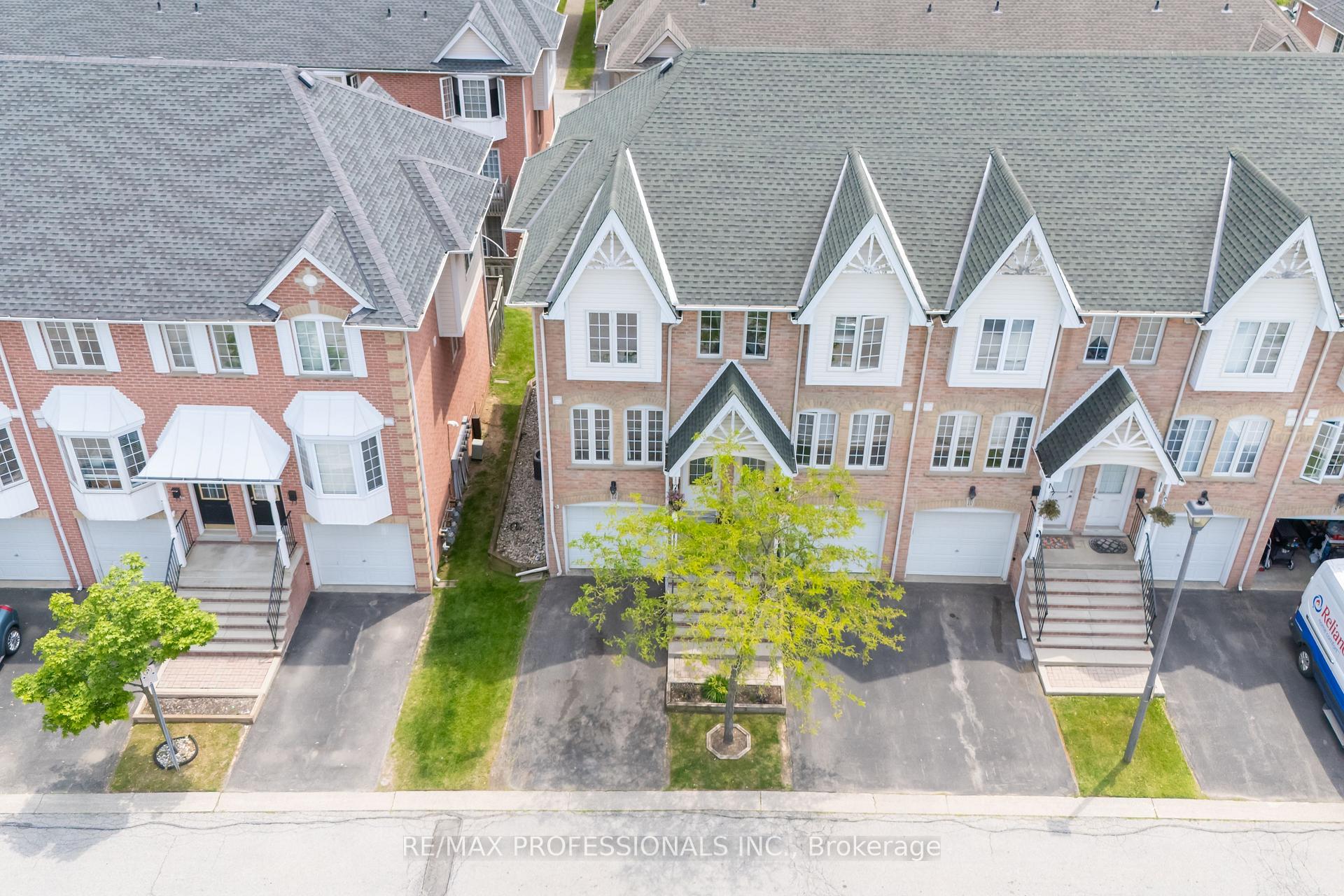2 Bedrooms Condo at 3480 Upper Middle, Burlington For sale