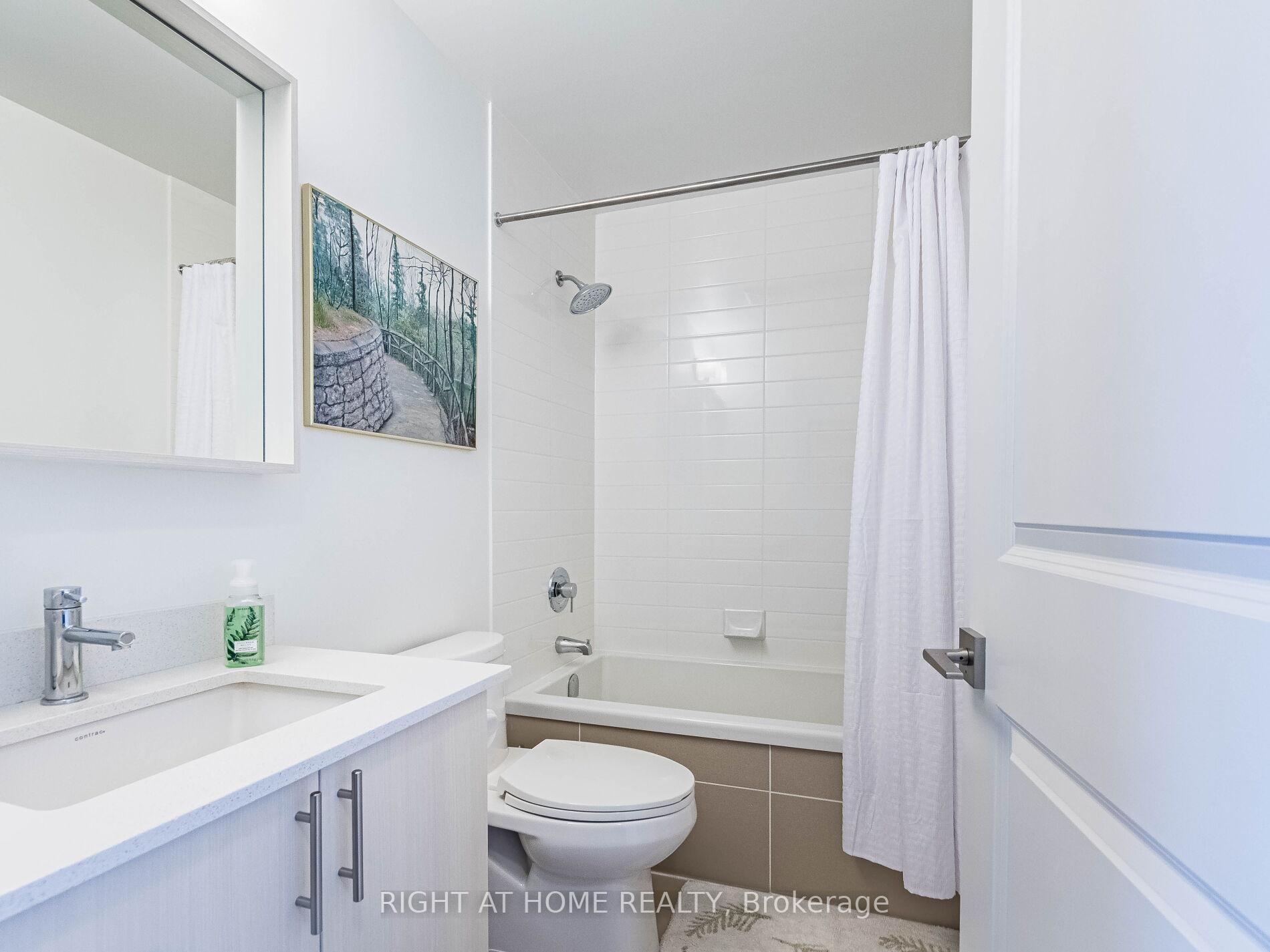 3 Bedrooms Condo at 4655 Glen Erin, Mississauga For sale