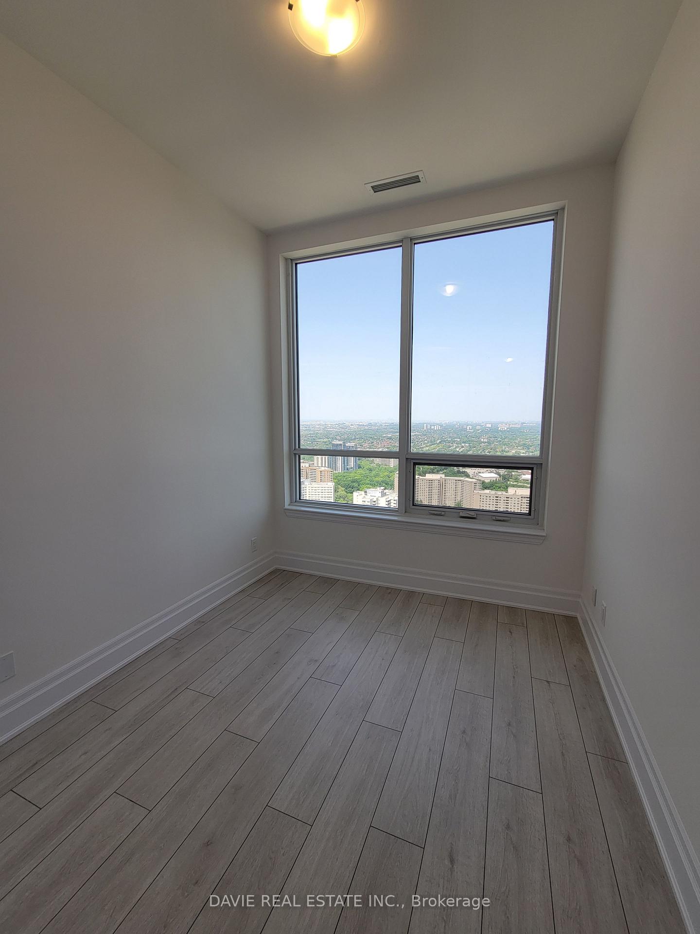 2 Bedrooms Condo at 30 Elm, Mississauga For sale