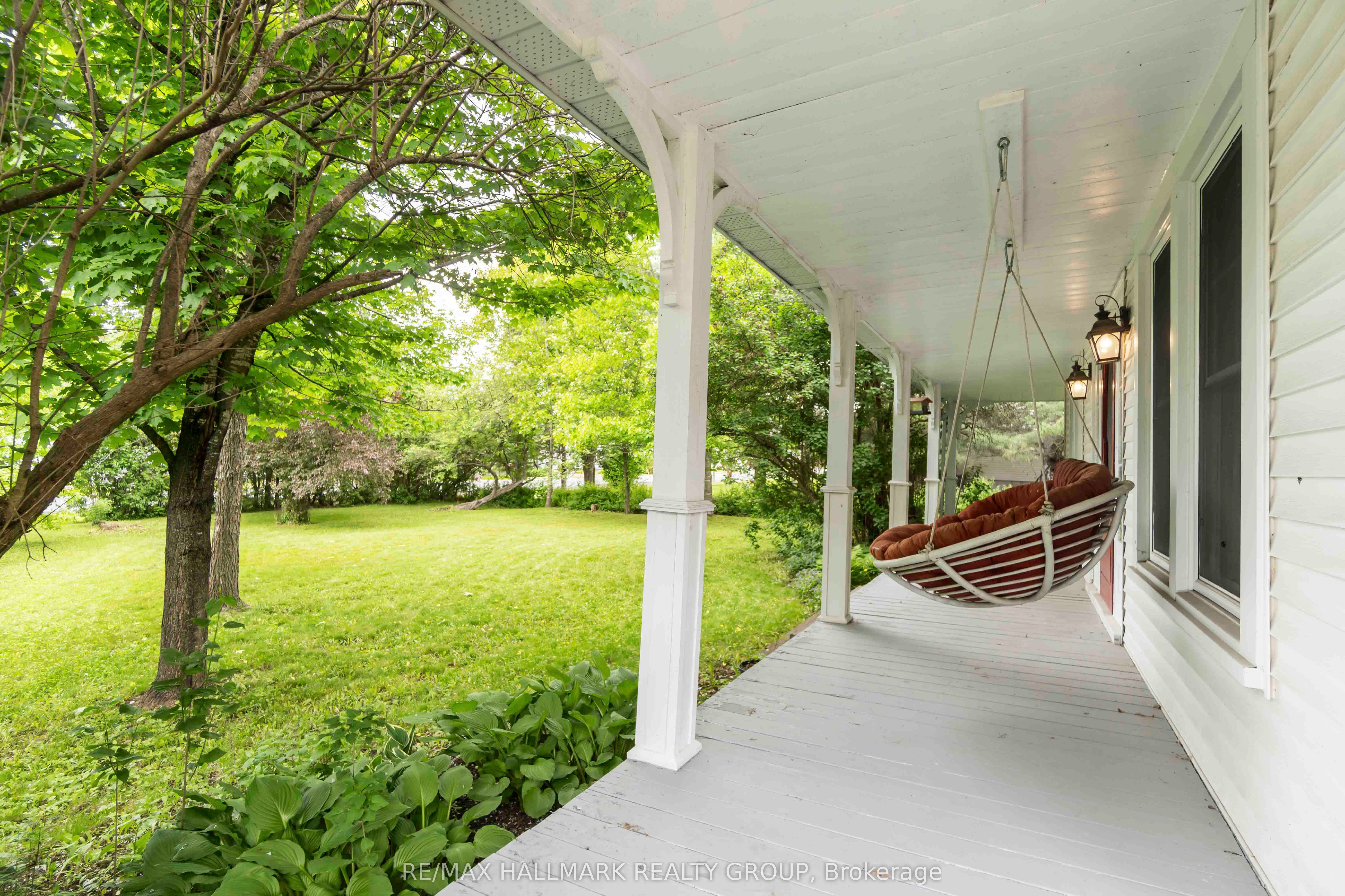 689 Front Road W