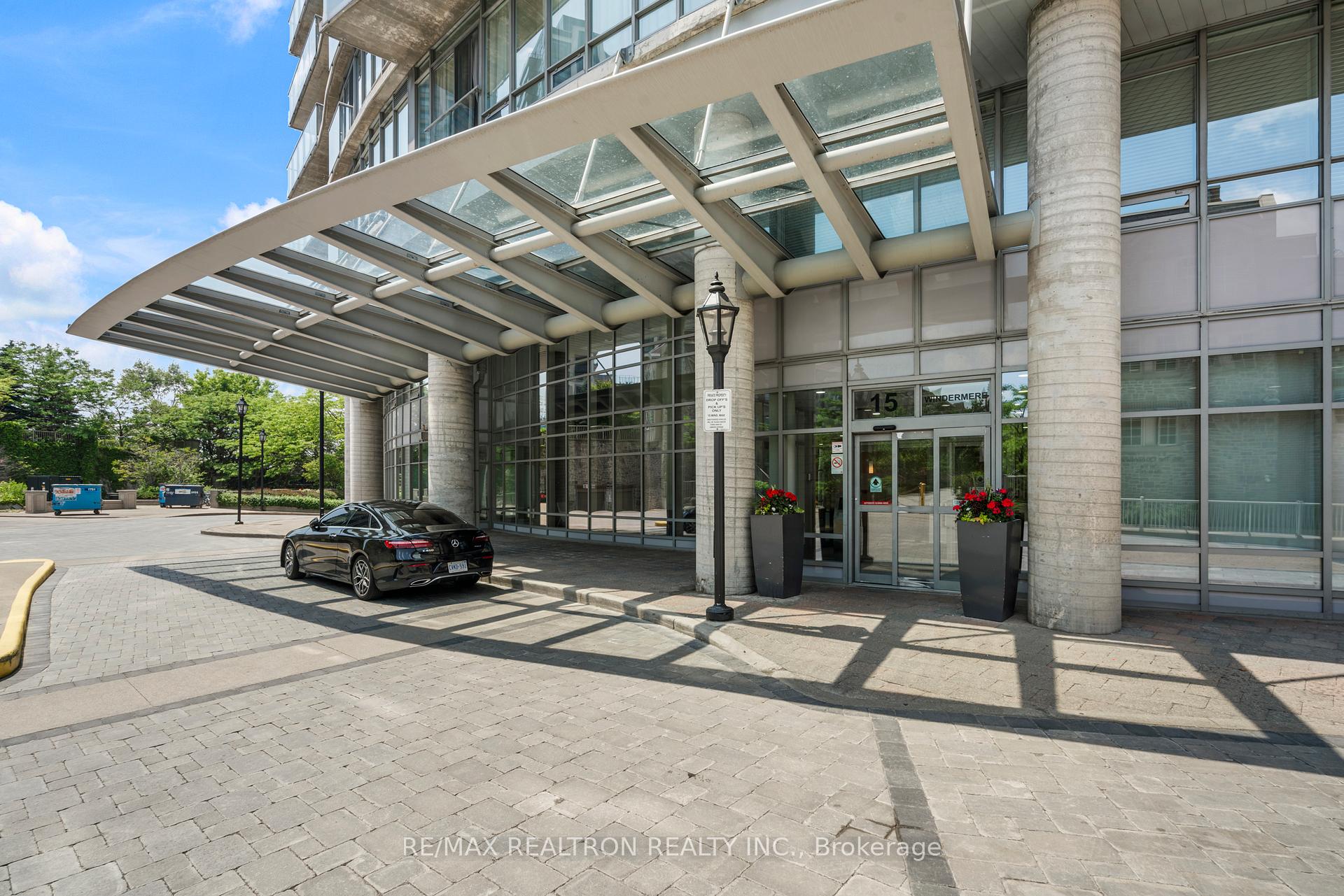 2 Bedrooms Condo at 15 Windermere, Toronto For sale