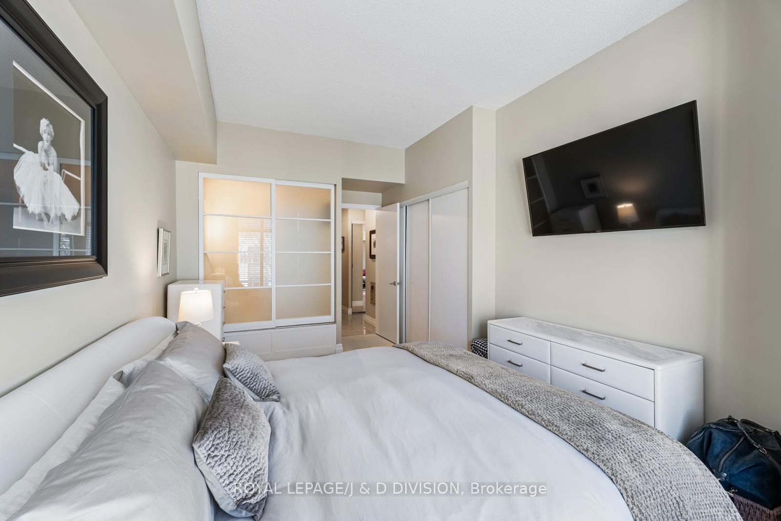2 Bedrooms Condo at 500 Queens,  Toronto For sale