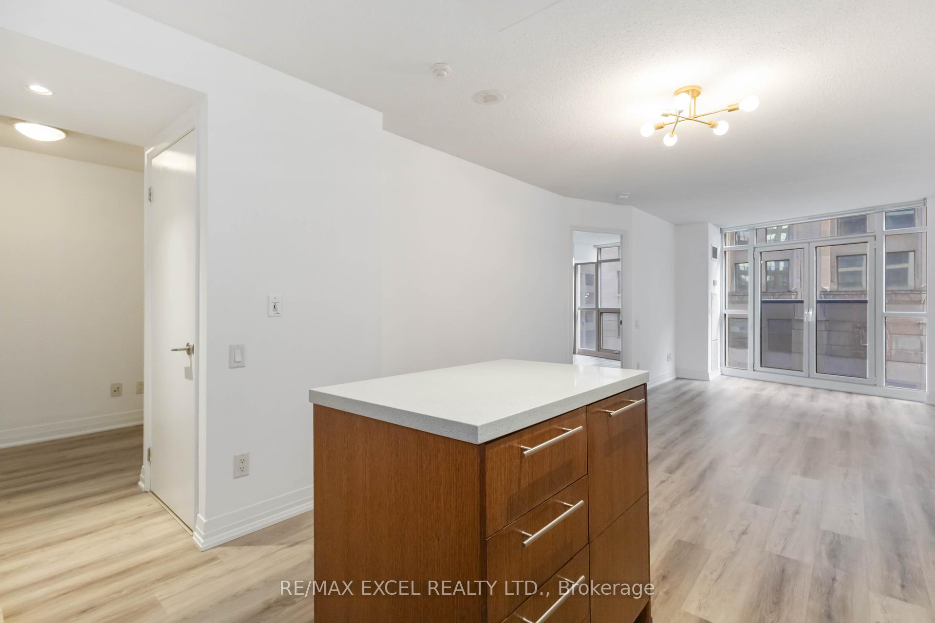 2 Bedrooms Condo at 21 Carlton, Toronto For sale