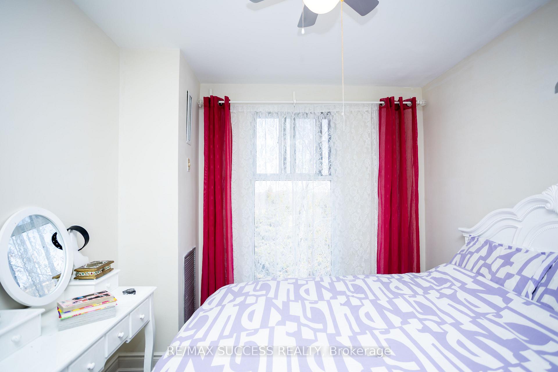 3 Bedrooms Condo at 2095 Roche, Mississauga For sale