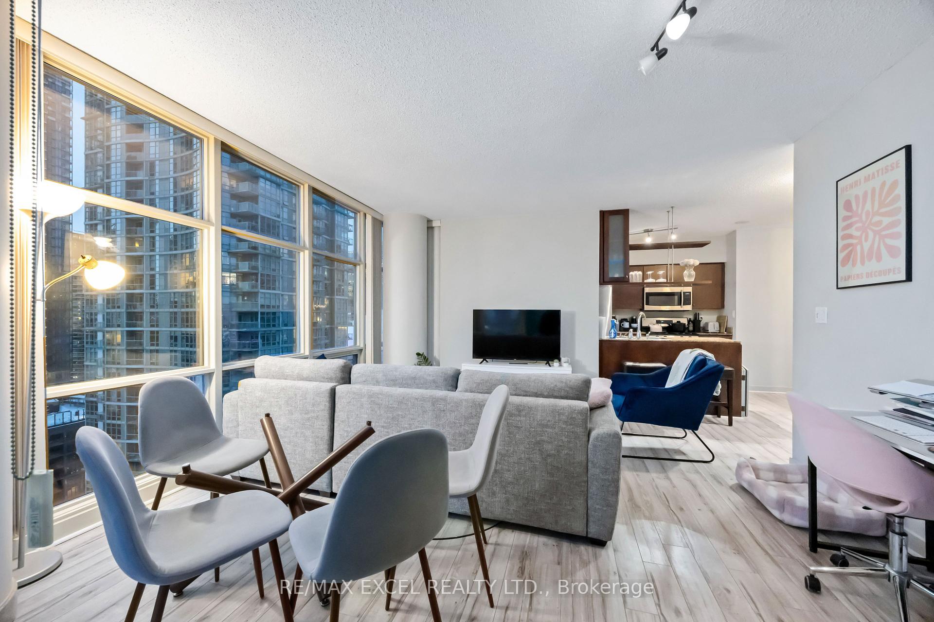 2 Bedrooms Condo at 35 Mariner, Toronto For sale