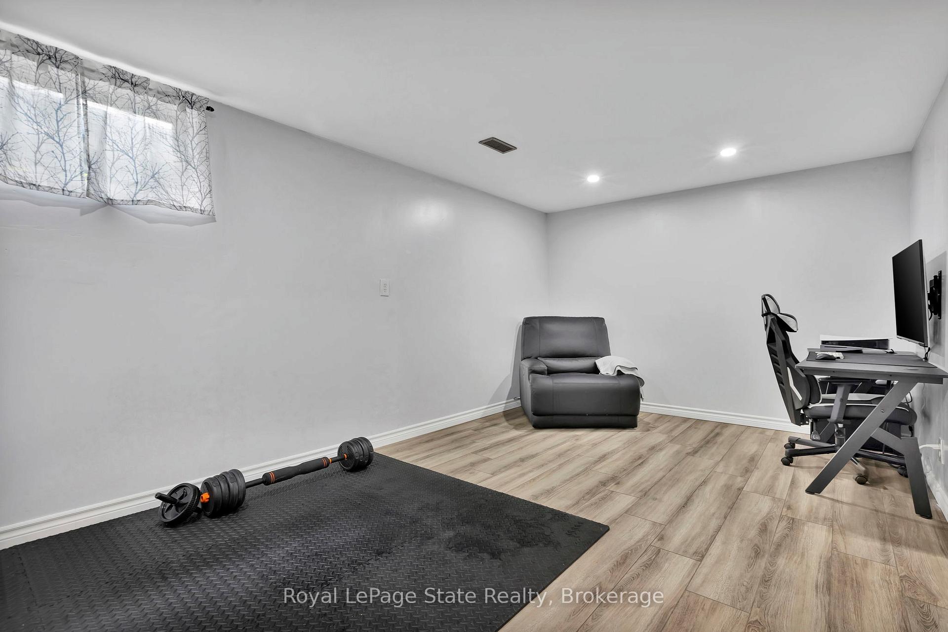 3 Bedrooms Condo at 11 Harrisford, Hamilton For sale