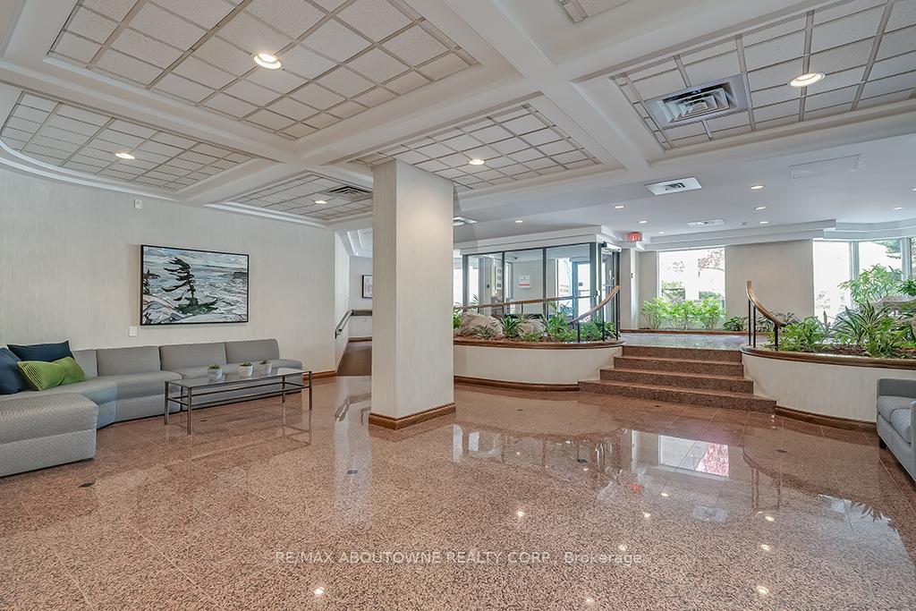 2 Bedrooms Condo at 1903 Pilgrims, Oakville For sale
