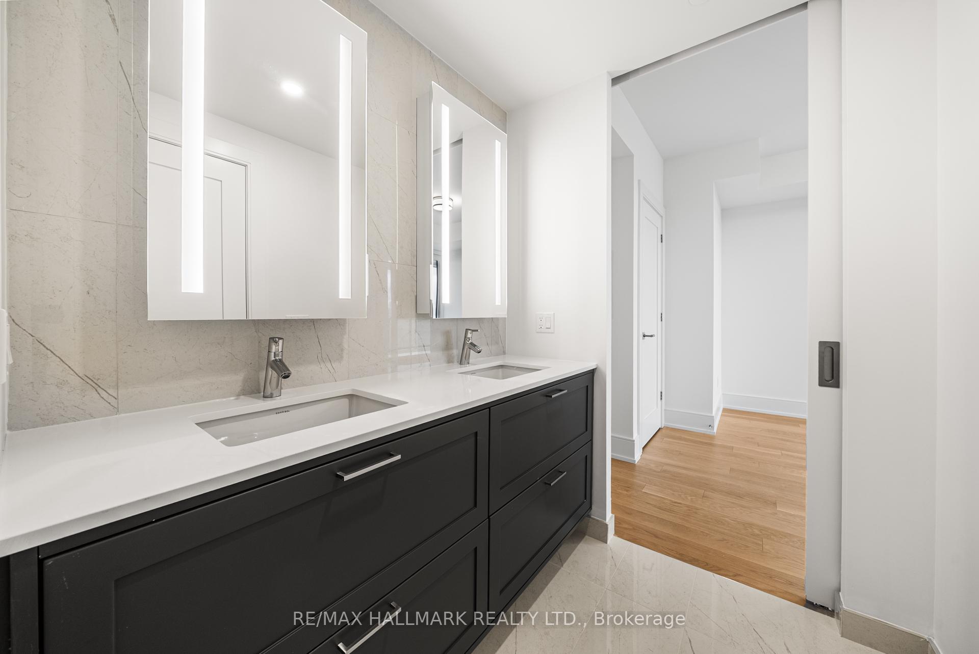3 Bedrooms Condo at 10 Inn On The Park, Toronto For sale