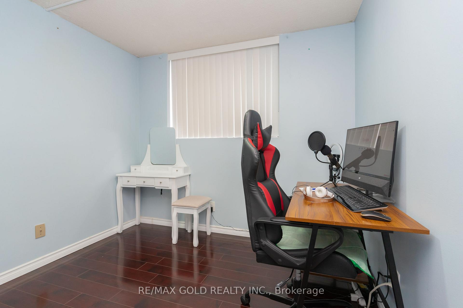 3 Bedrooms Condo at 25 Agnes, Mississauga For sale