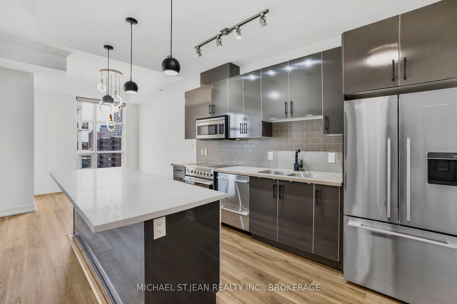 2 Bedrooms Condo at 90 Charlton,  Hamilton For sale