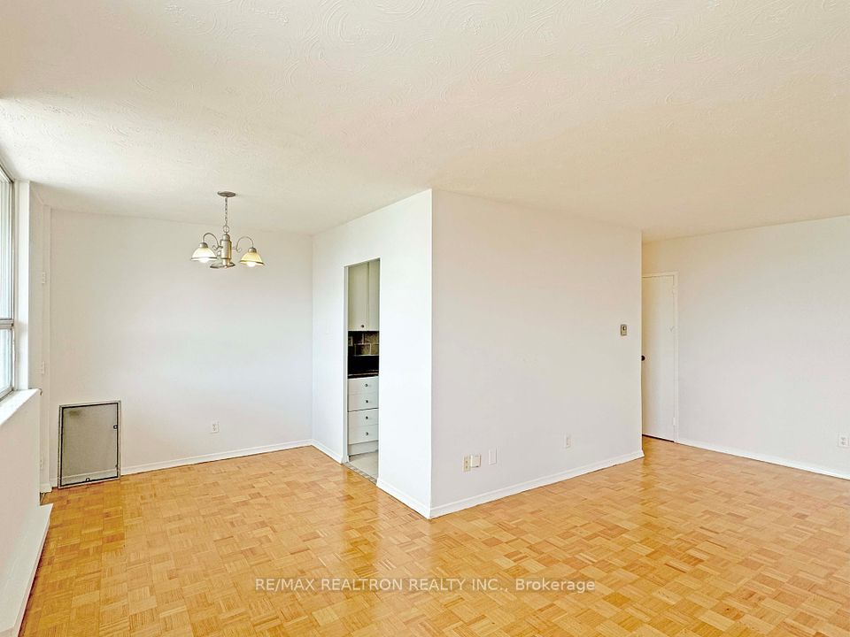 525 Eglinton