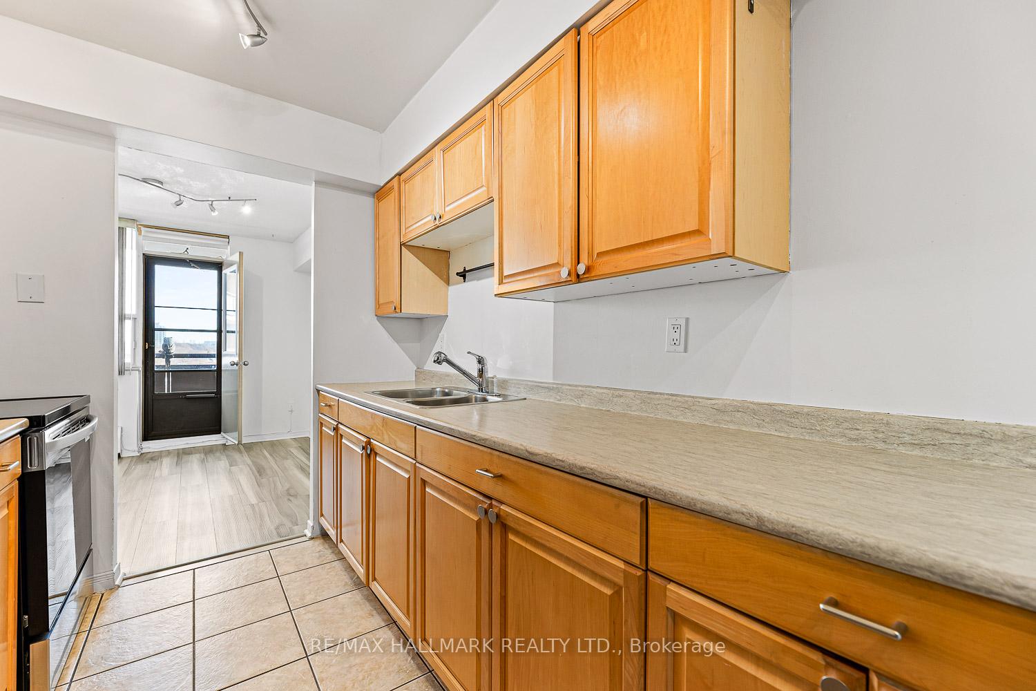 2 Bedrooms Condo at 5 Frith,  Toronto For sale