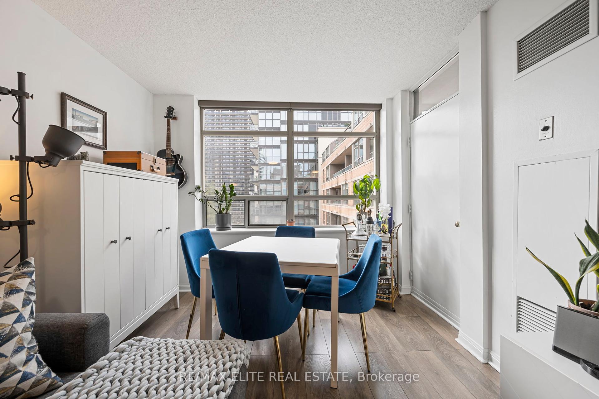 1 Bedroom Condo at 5 Rosehill,  Toronto For sale
