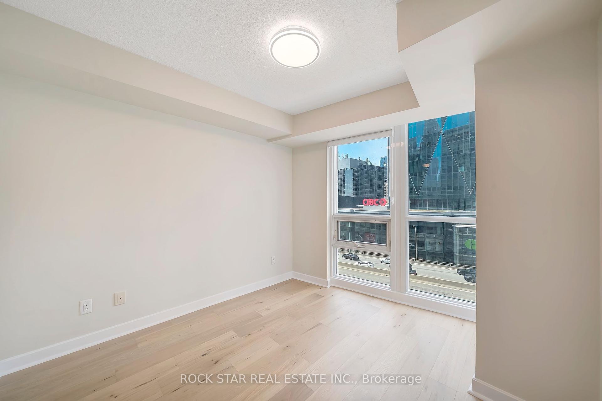 2 Bedrooms Condo at 18 Harbour,  Toronto For sale