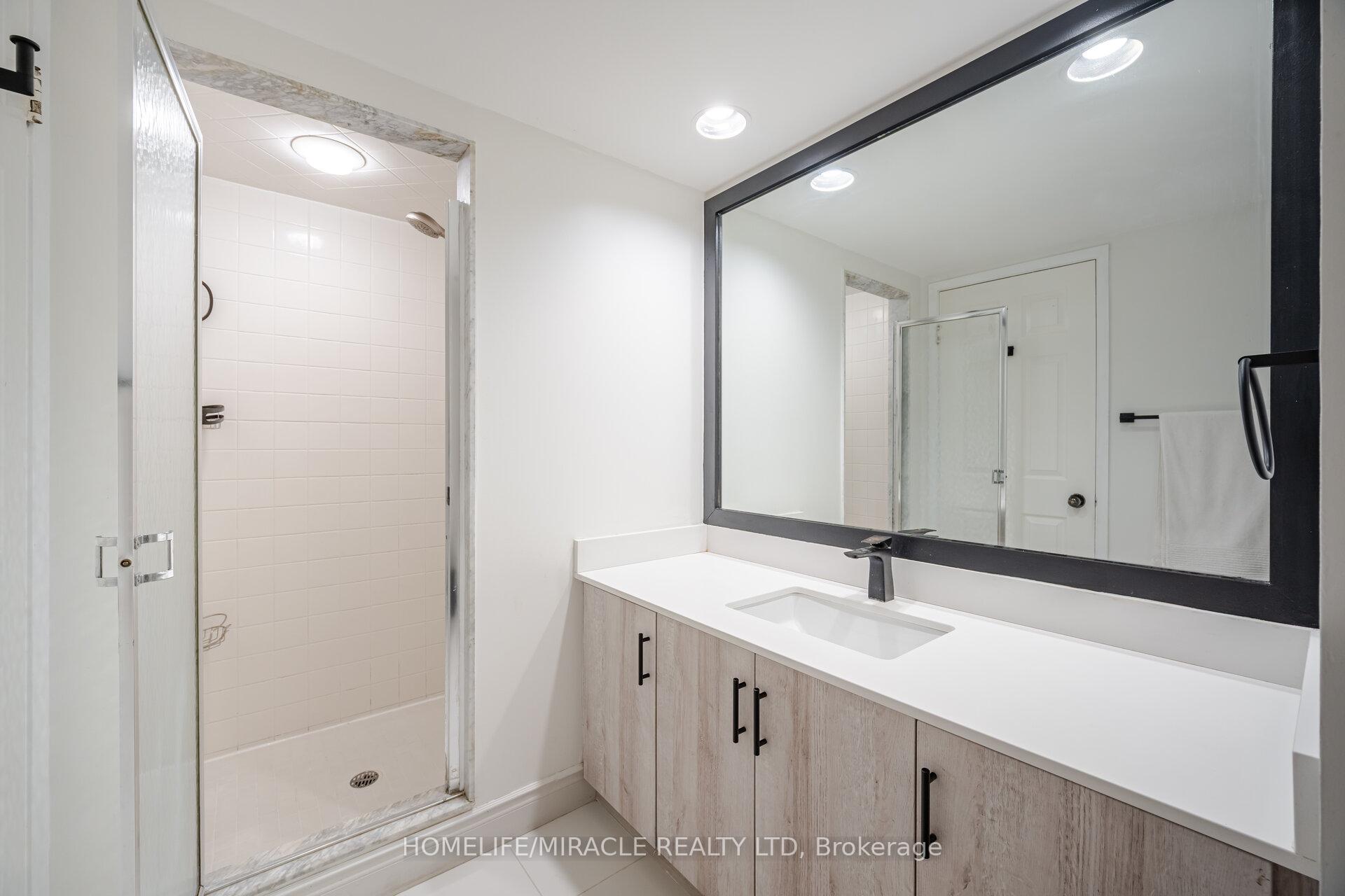 2 Bedrooms Condo at 50 Eglinton, Mississauga For sale