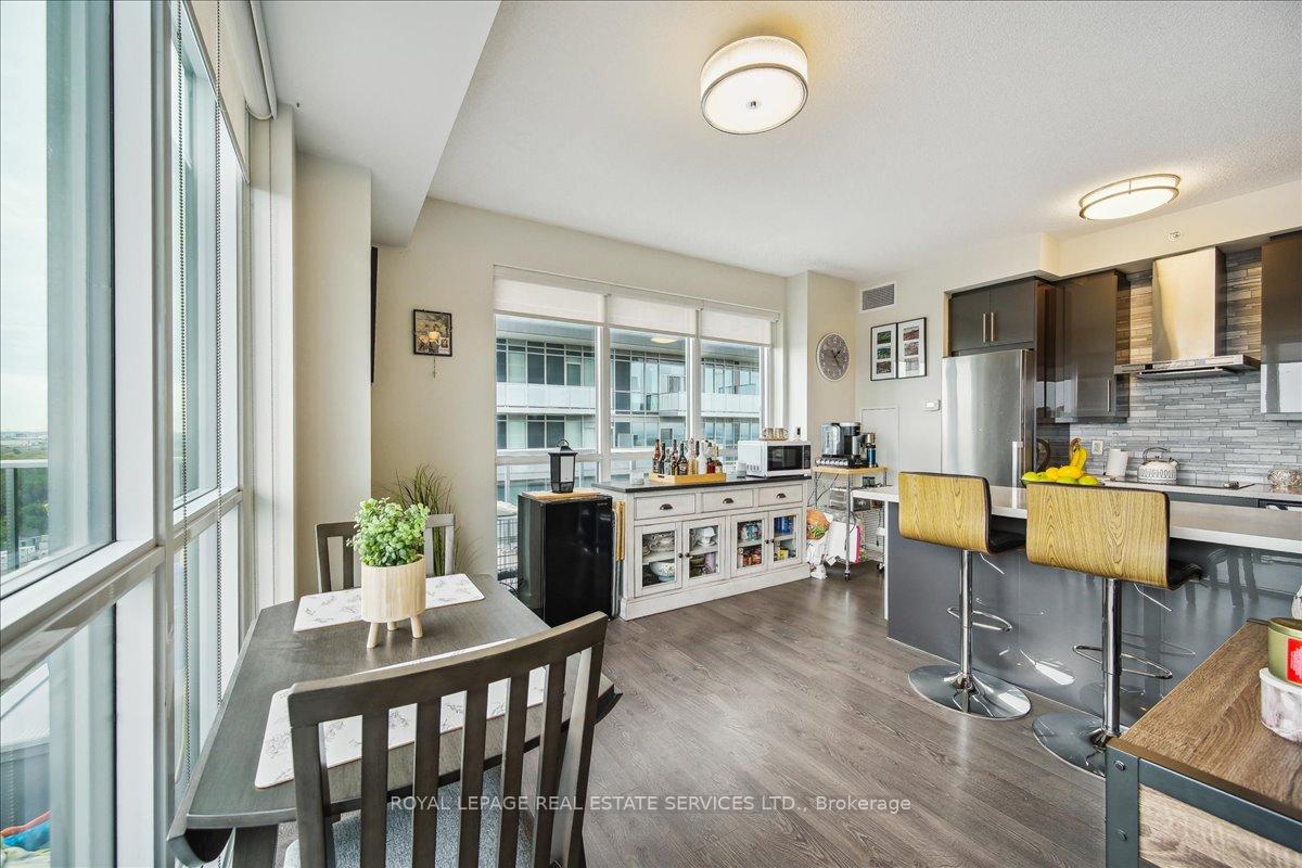 2 Bedrooms Condo at 2081 Fairview, Burlington For sale