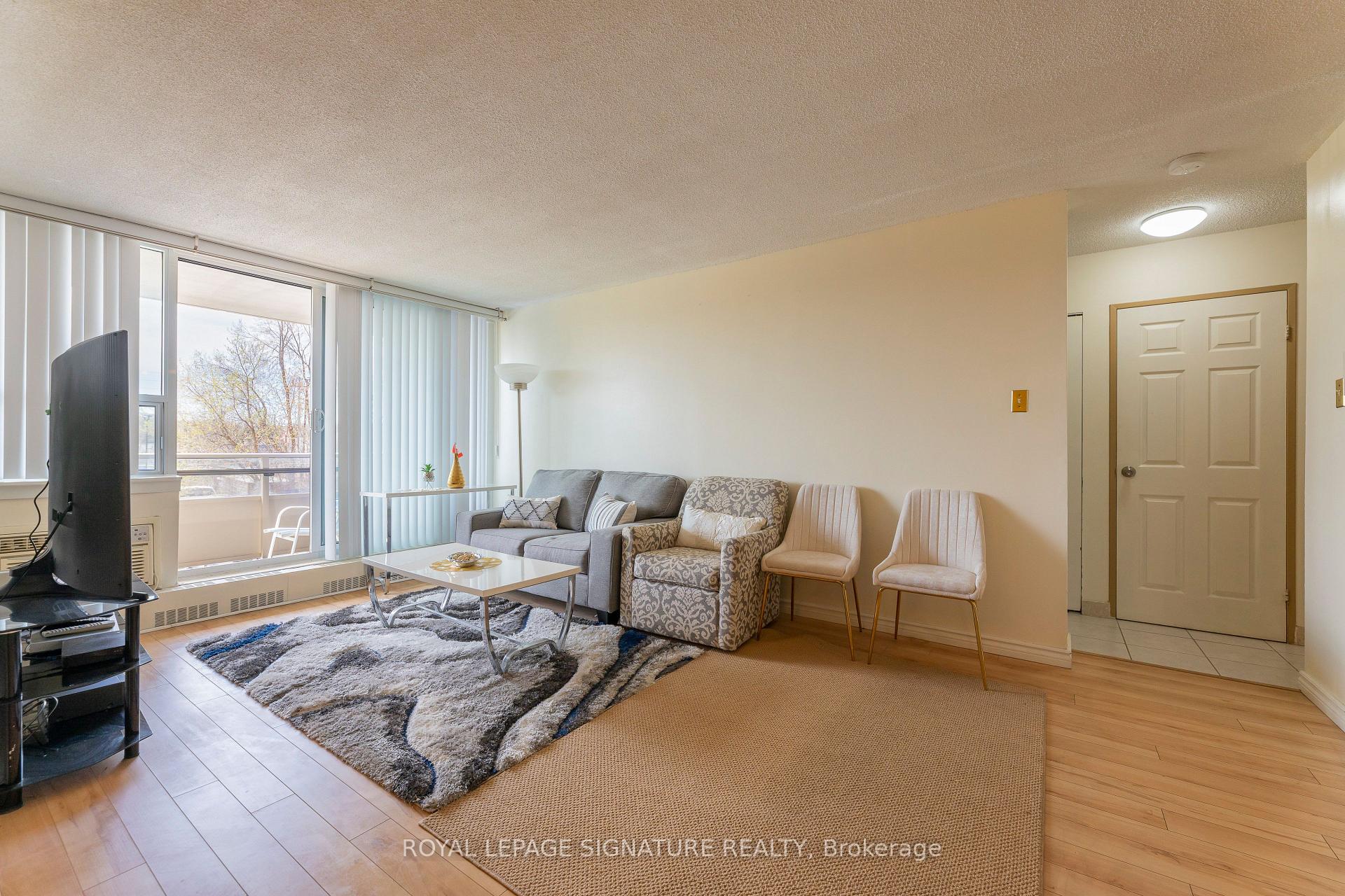 2 Bedrooms Condo at 15 Torrance, Toronto For sale