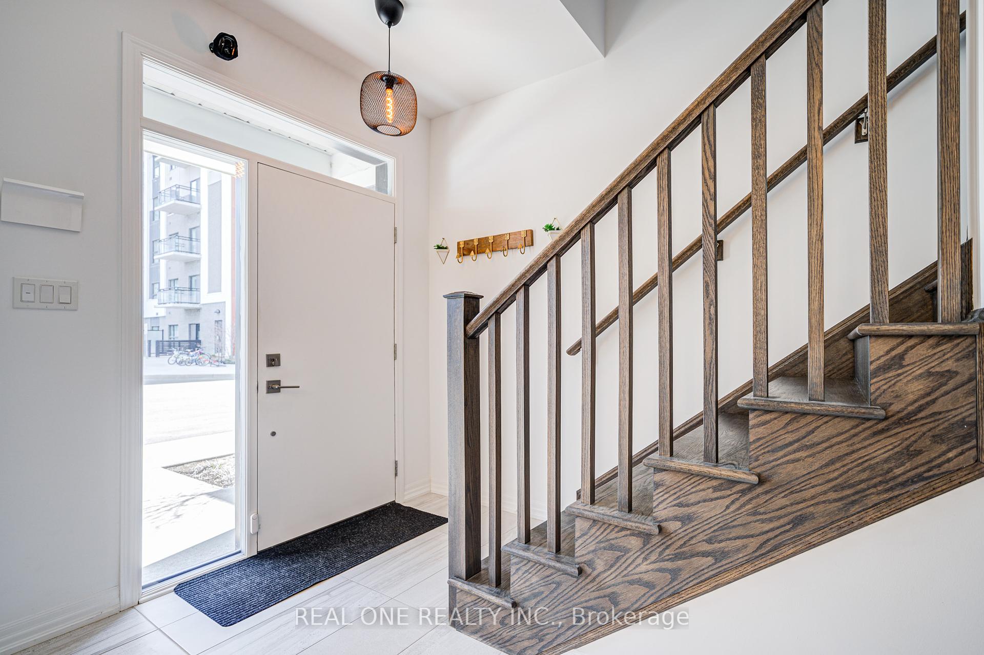 4 Bedrooms Condo at 91 Grovewood Common, Oakville For sale