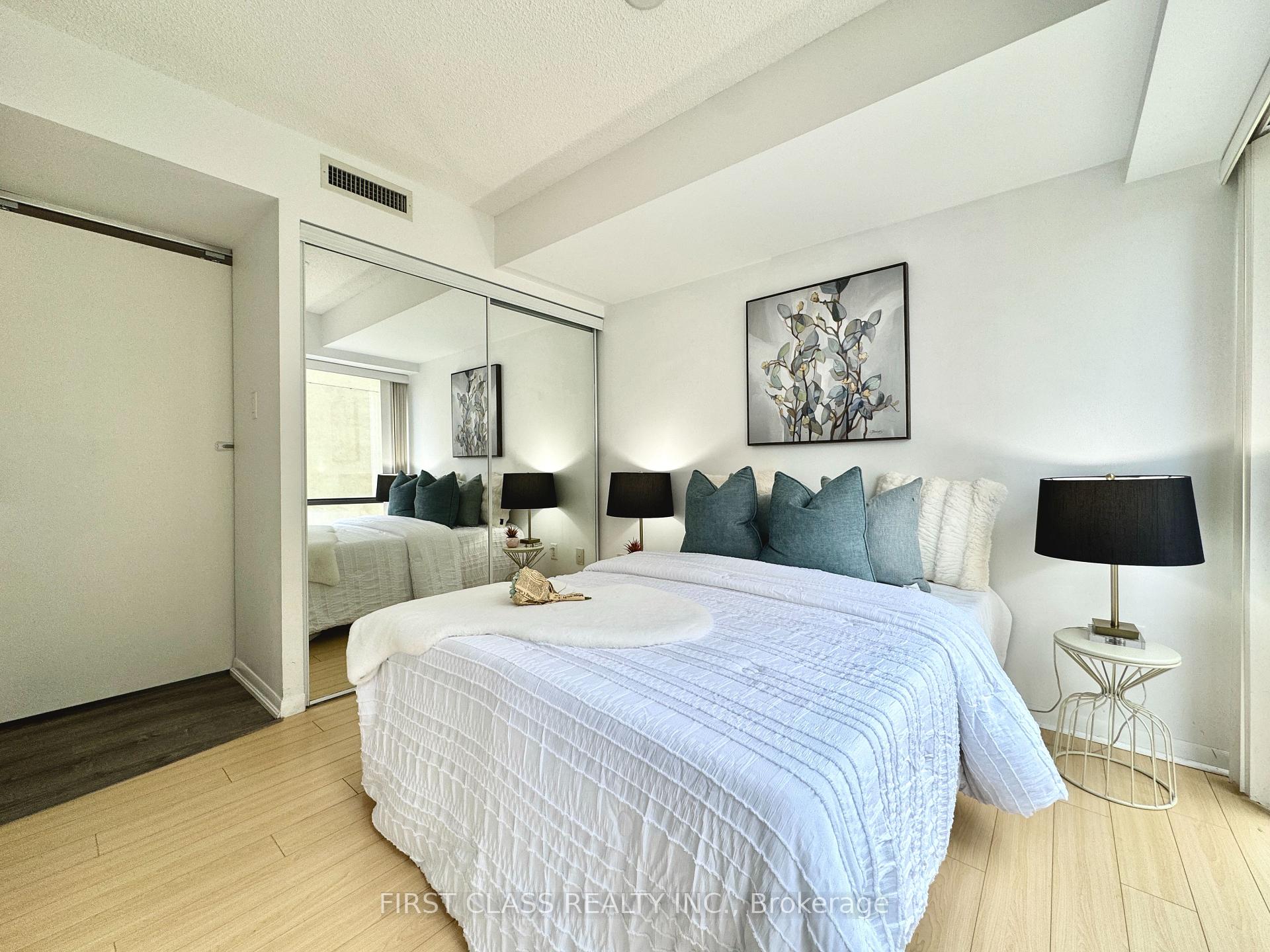 3 Bedrooms Condo at 38 Grenville, Toronto For sale