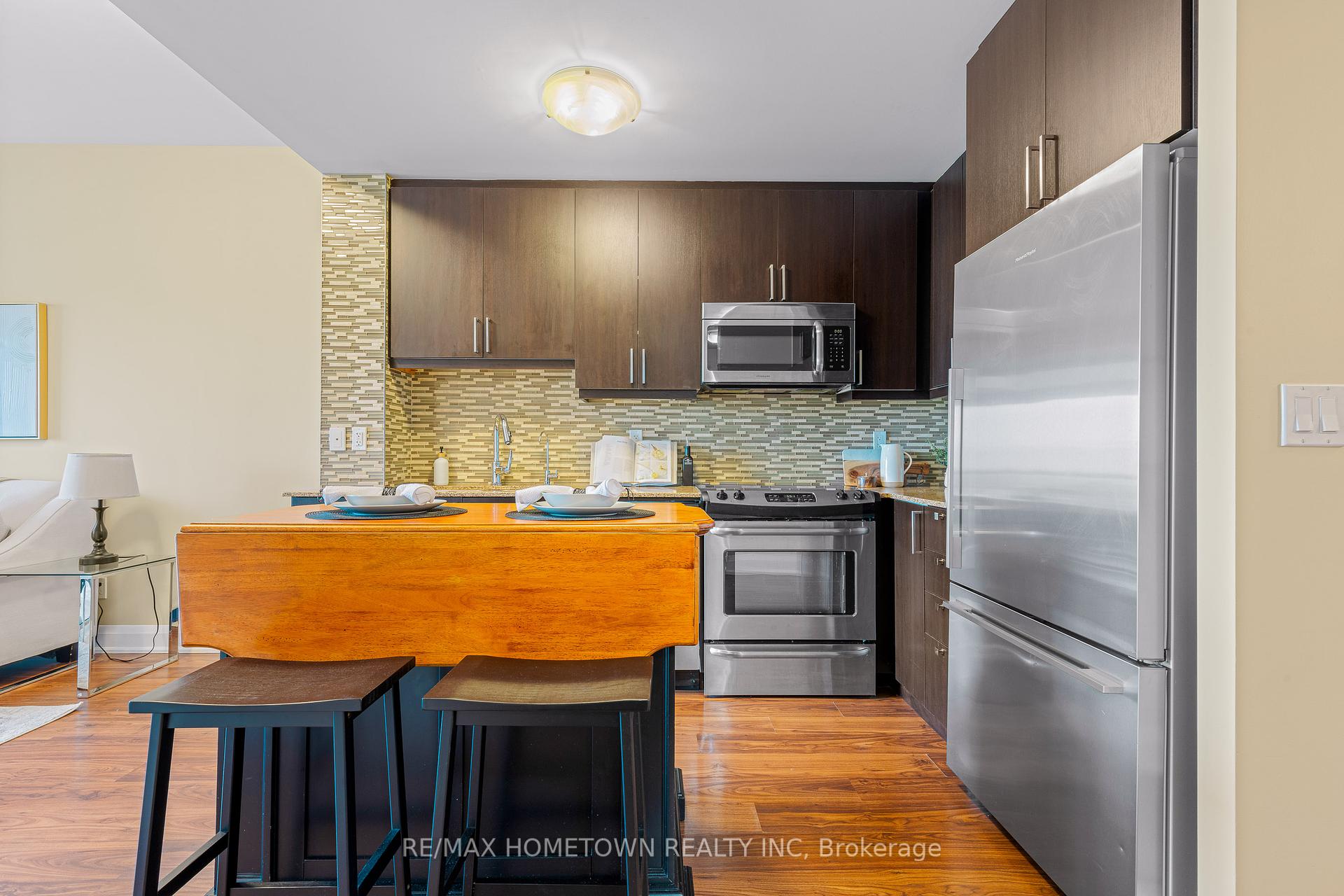 2 Bedrooms Condo at 35 Fontenay, Toronto For sale