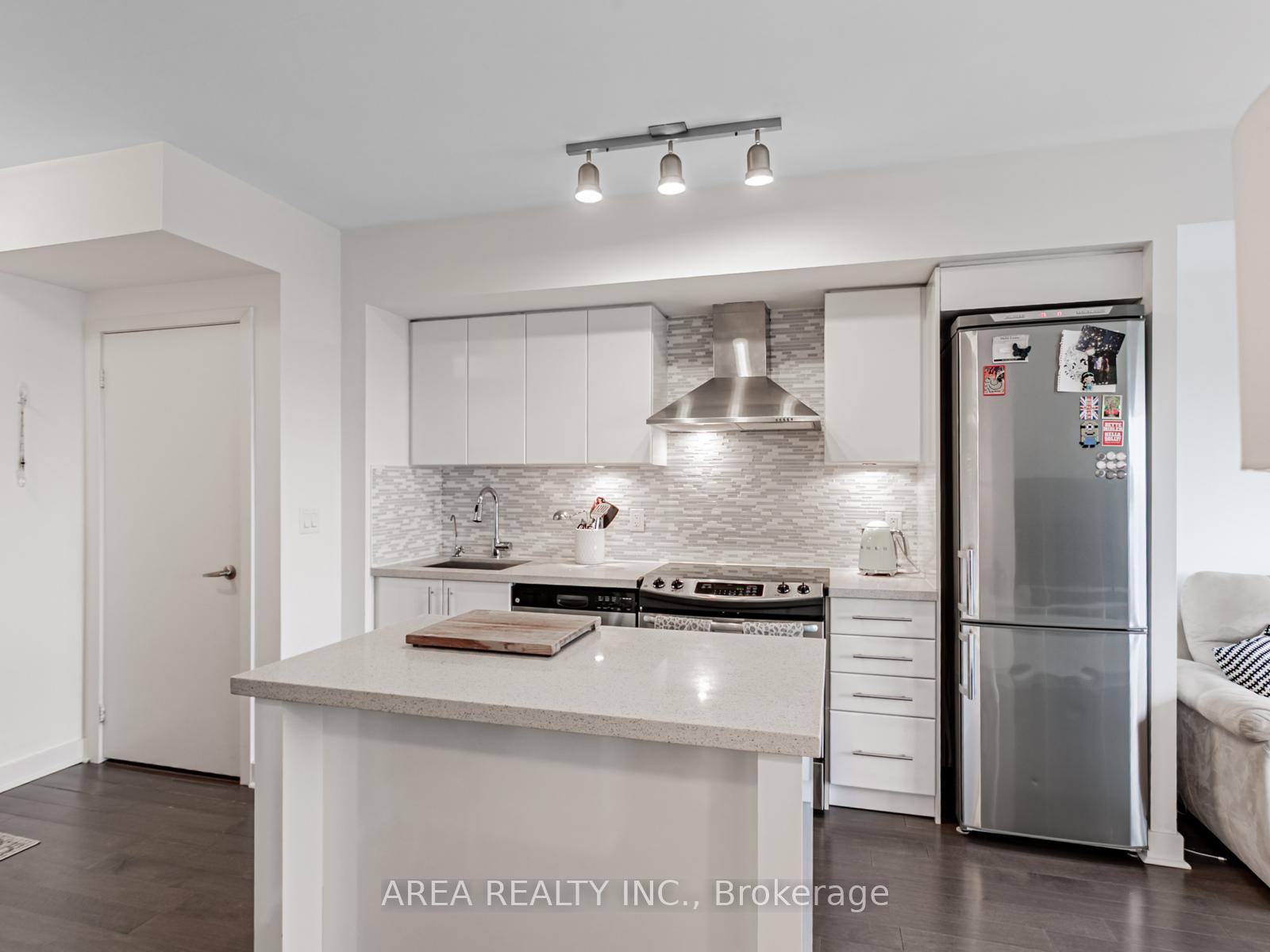 2 Bedrooms Condo at 58 Orchard View, Toronto For sale
