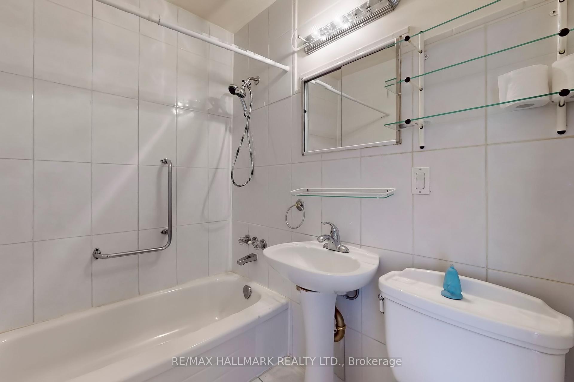 2 Bedrooms Condo at 50 Gulliver, Toronto For sale