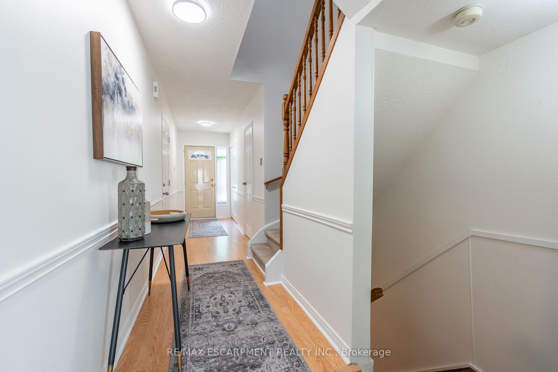 3 Bedrooms Condo at 2301 Cavendish, Burlington For sale