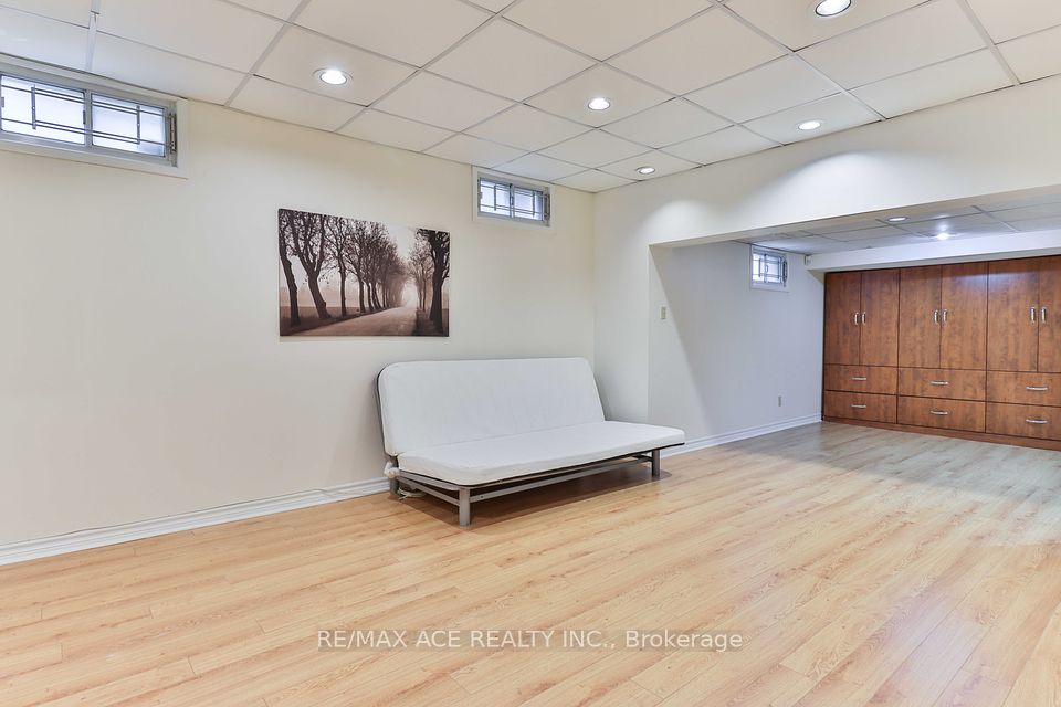 6 Ellenhall Square