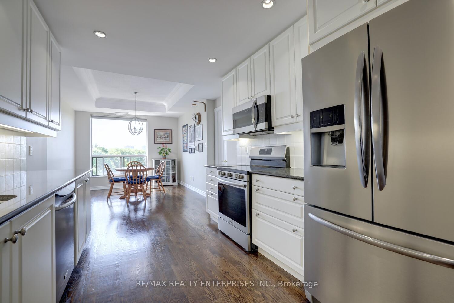 3 Bedrooms Condo at 1900 The Collegeway, Mississauga For sale