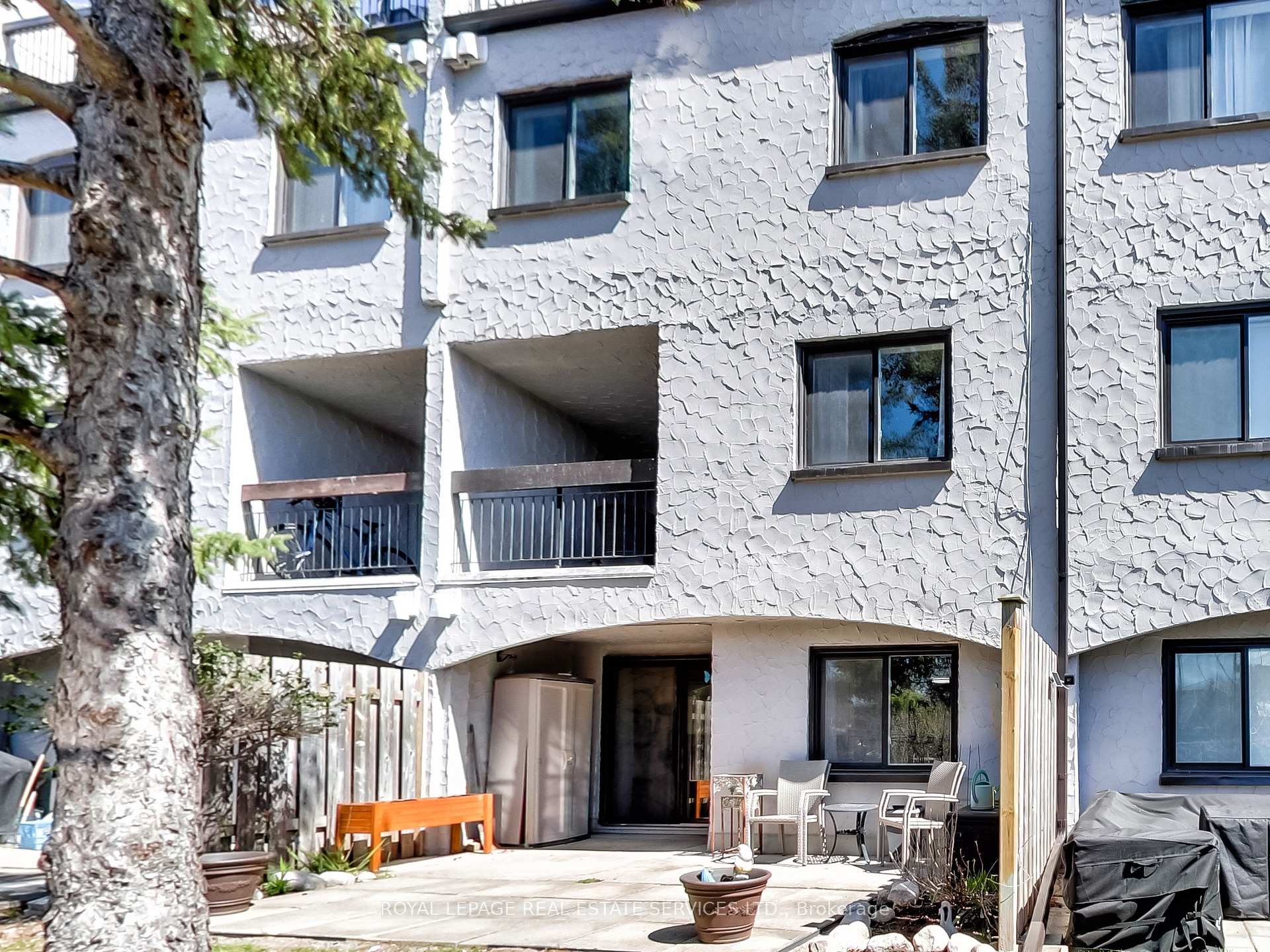 3 Bedrooms Condo at 1008 Falgarwood, Oakville For sale