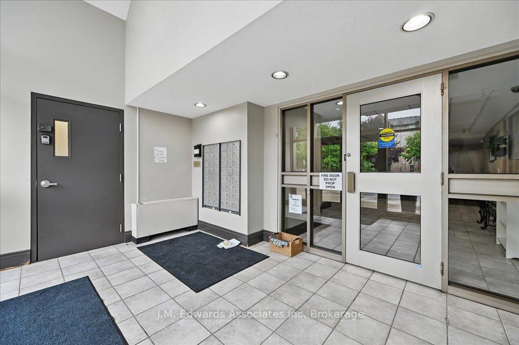2 Bedrooms Condo at 4006 Kilmer, Burlington For sale