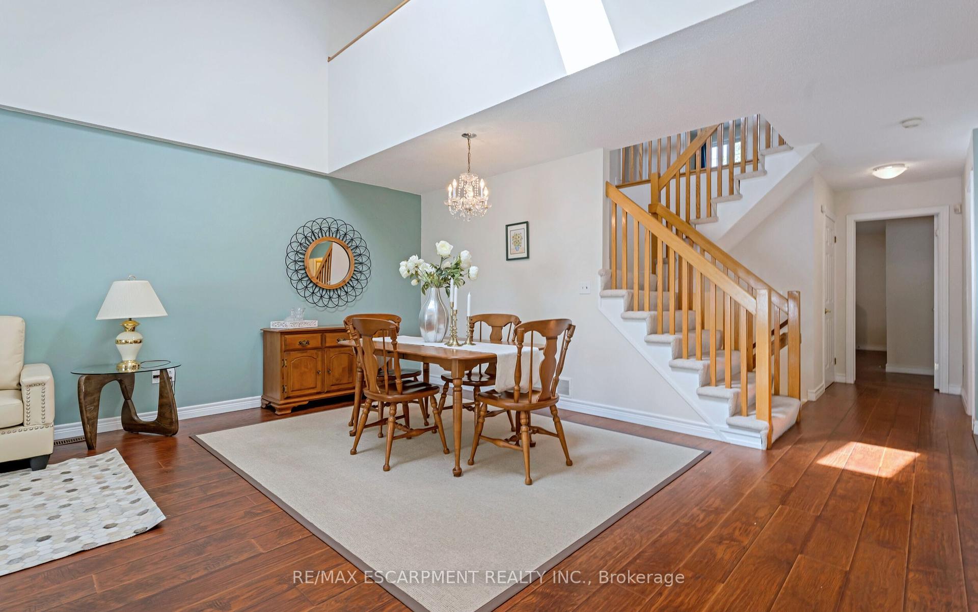 2 Bedrooms Condo at 810 Golf Links, Hamilton For sale