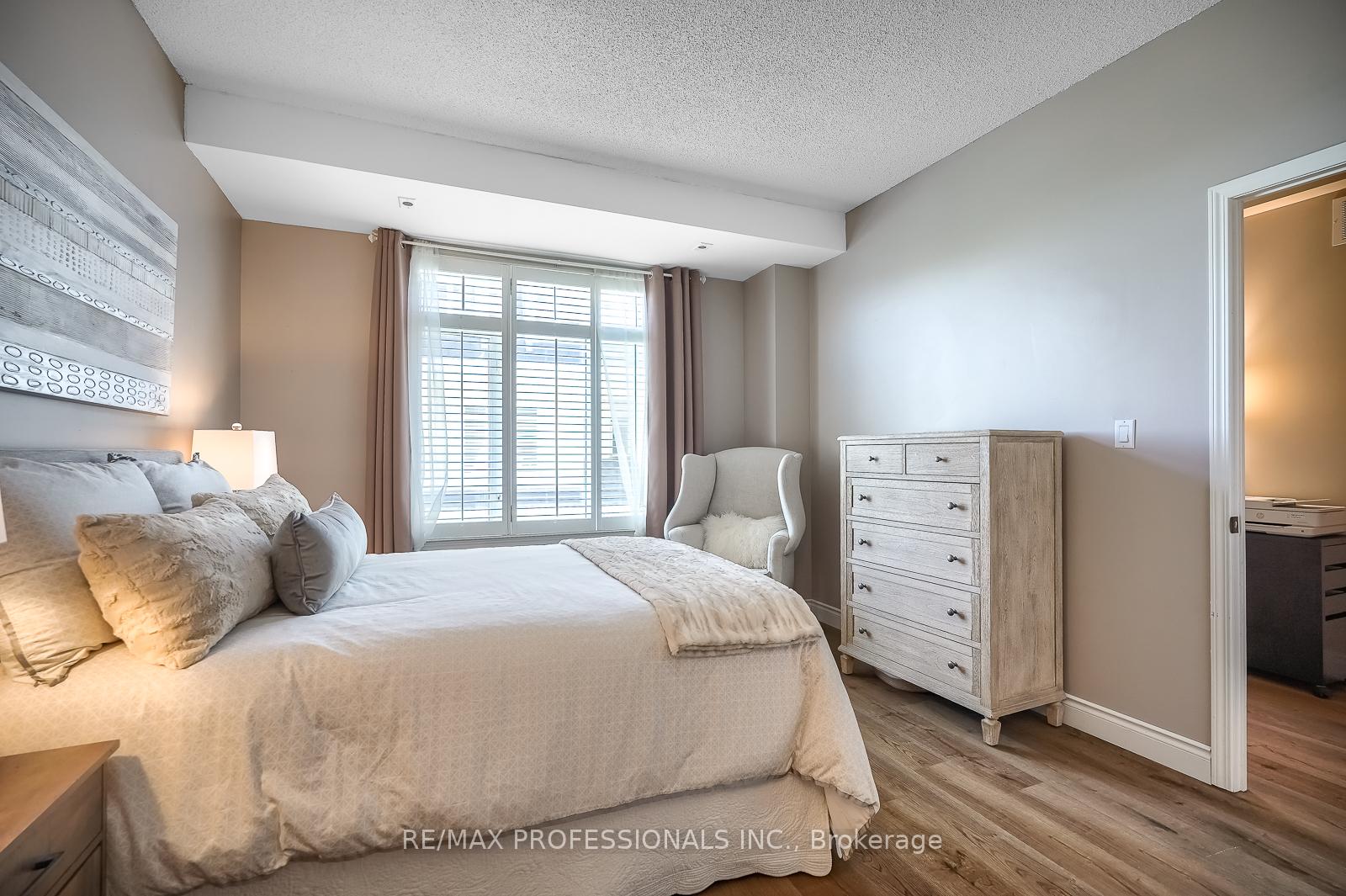 3 Bedrooms Condo at 32 Stadium, Toronto For sale