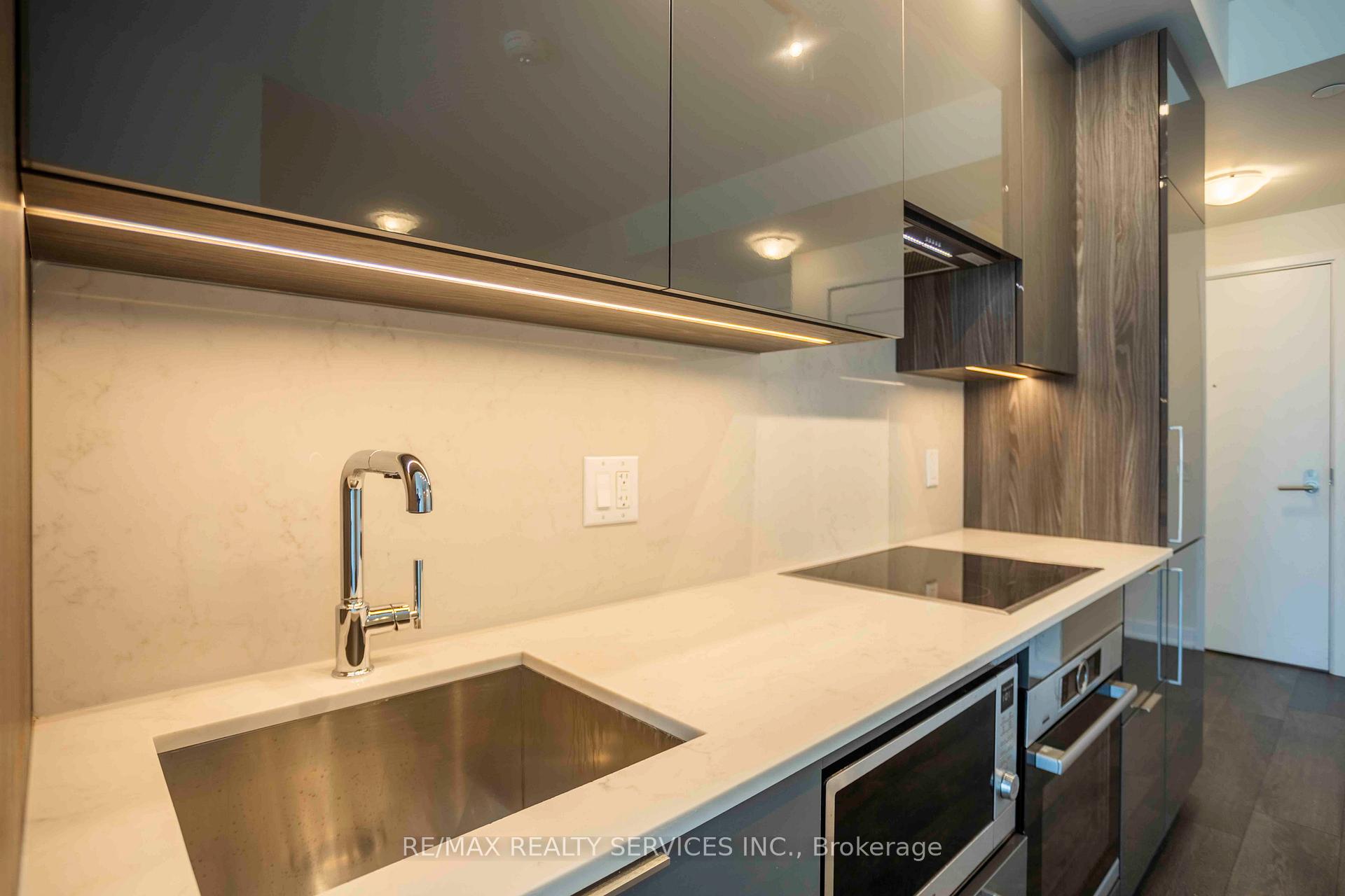 2 Bedrooms Condo at 28 Freeland, Toronto For sale