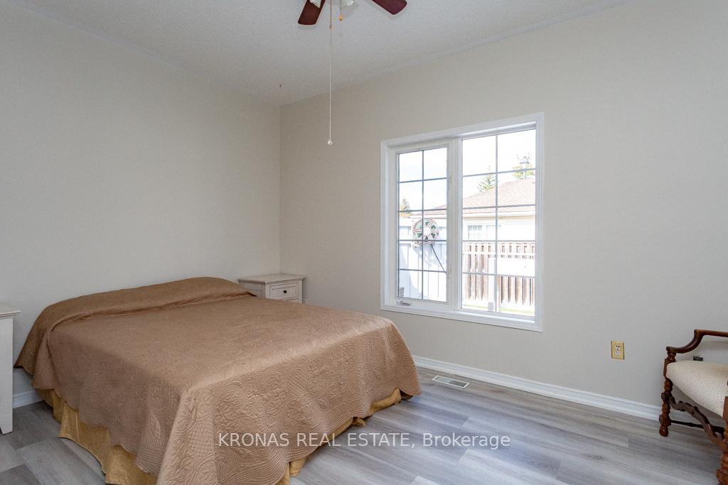 2 Bedrooms Condo at 143 Silverbirch,  Hamilton For sale