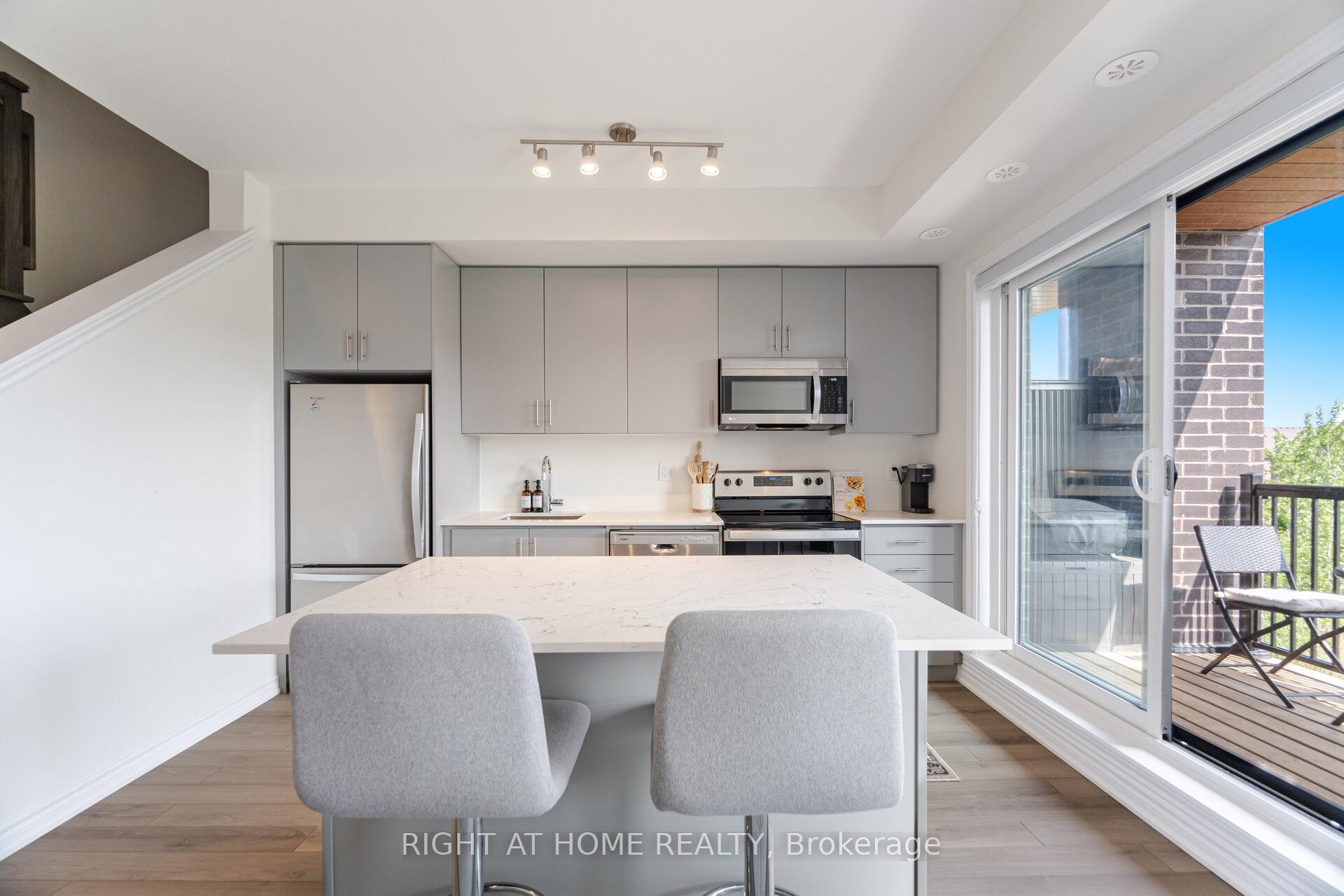 2 Bedrooms Condo at 349 Wheat Boom, Oakville For sale