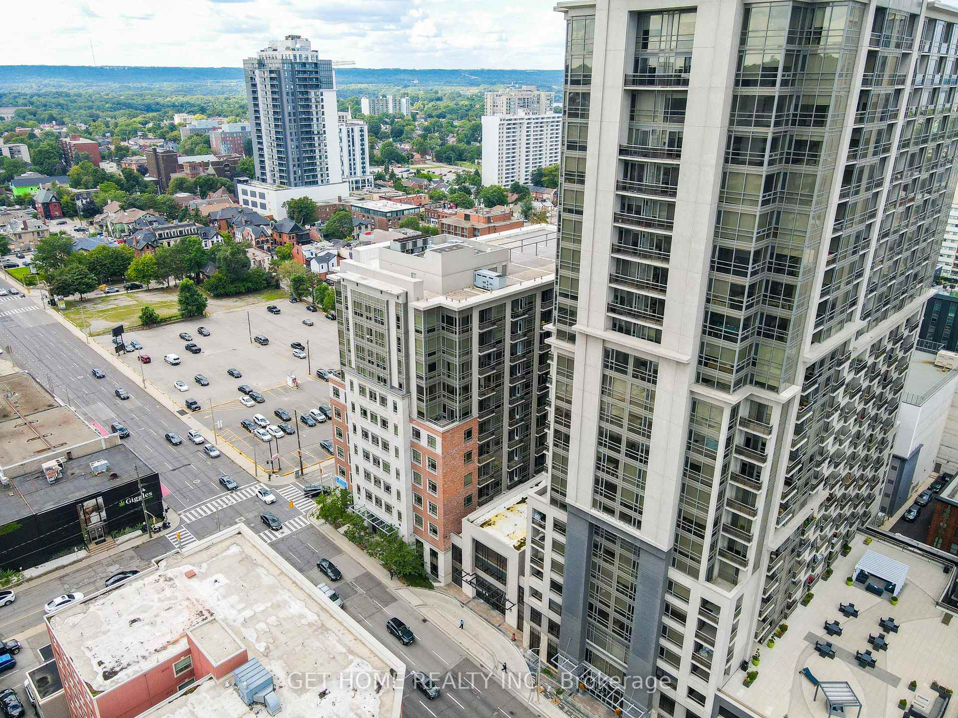 2 Bedrooms Condo at 150 Main, Hamilton For sale